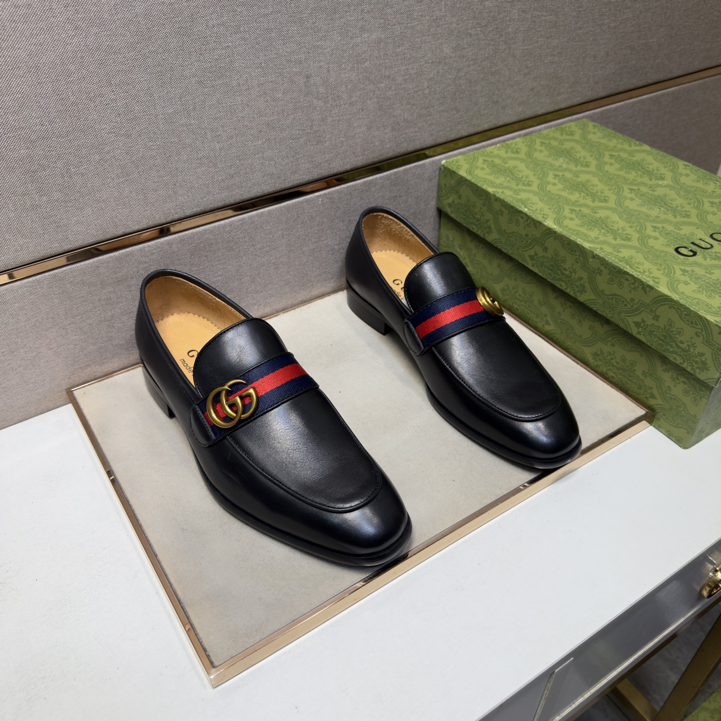 NO:887133,[Gucci~] Men's casual formal leather shoes 2026z cabinet sales simultaneously Size 38-44 # 2 colors The upper is made of cowhide stitched with cowhide lining, which is comfortable and breathable. The original sole is comfortable and wear-resistant. The real thing is better when photographed in person, gucci, cowhide19860909【古驰～】男士休闲正装皮鞋 2026z柜同步发售 码数38-44 # 2个颜色鞋面选用牛皮拼接牛皮内里,舒适透气,鞋底原版舒适耐磨大底,实物拍摄实物更赞,,gucci,cowhide,Men's shoes