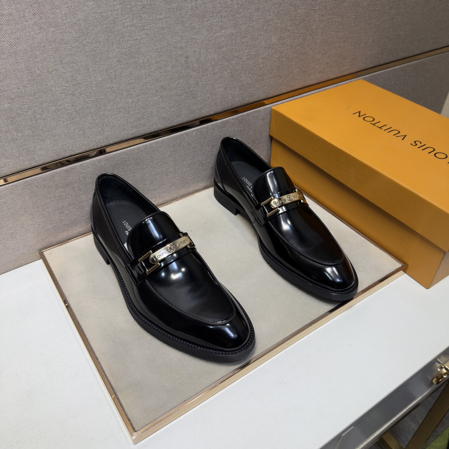 NO:887141,[LV~] Men's casual formal leather shoes 2026z cabinet sales simultaneously Size 38-44 # 3 colors The upper is made of cowhide and stitched with cowhide lining, which is comfortable and breathable. The original sole is comfortable and wear-resistant. The real thing is better when photographed in person. louis vuitton, cowhide19860909【LV～】男士休闲正装皮鞋 2026z柜同步发售 码数38-44 # 3个颜色鞋面选用牛皮拼接牛皮内里,舒适透气,鞋底原版舒适耐磨大底,实物拍摄实物更赞,,louis vuitton,cowhide,Men's shoes