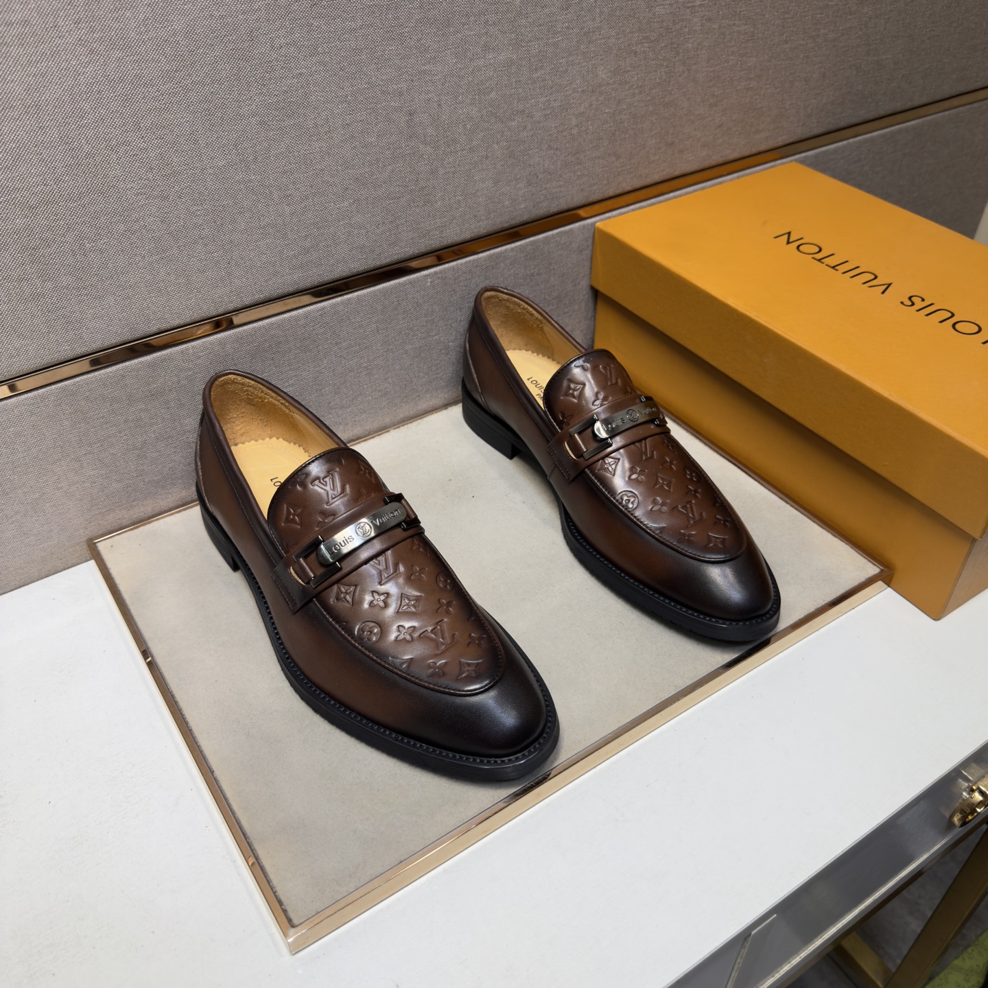 NO:887149,[LV~] Men's casual formal leather shoes, 2026z cabinet simultaneous sale, size 38-44 # 2 colors, uppers made of cowhide stitched with cowhide lining, comfortable and breathable, original soles, comfortable and wear-resistant outsole, real photos taken are better, louis vuitton, cowhide19860909【LV～】男士休闲正装皮鞋 2026z柜同步发售 码数38-44 # 2个颜色鞋面选用牛皮拼接牛皮内里,舒适透气,鞋底原版舒适耐磨大底,实物拍摄实物更赞,,louis vuitton,cowhide,Men's shoes