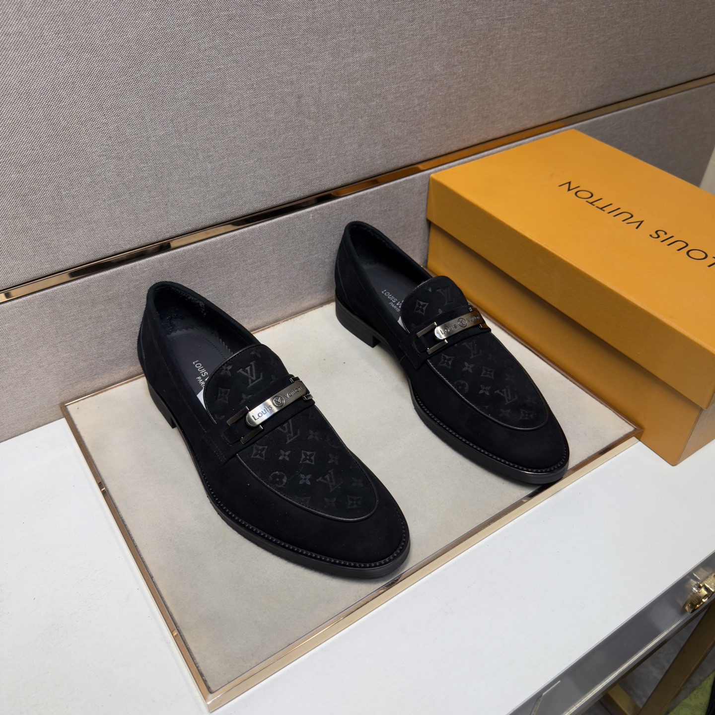 NO:887156,[LV~] Men's casual formal leather shoes 2026z cabinet simultaneous sale Size 38-44 # 1 color upper is made of cowhide stitched with cowhide lining, comfortable and breathable, the original sole is comfortable and wear-resistant, the real thing is better when photographed in person, louis vuitton, cowhide19860909【LV～】男士休闲正装皮鞋 2026z柜同步发售 码数38-44 # 1个颜色鞋面选用牛皮拼接牛皮内里,舒适透气,鞋底原版舒适耐磨大底,实物拍摄实物更赞,,louis vuitton,cowhide,Men's shoes