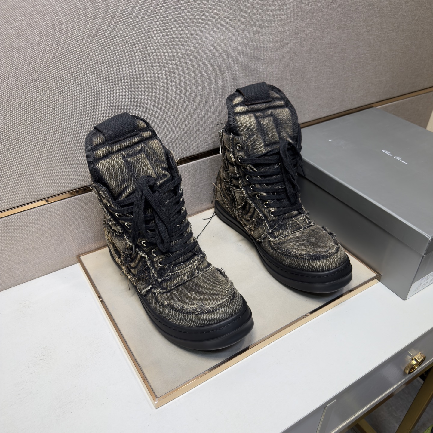 NO:887163,[Owens RO~] Men's casual high-top shoes 2026z cabinet sales simultaneously Size 38-47 # 1 color The upper is made of multi-material stitching cowhide lining, comfortable and breathable, the original sole is comfortable and wear-resistant, the real thing is better when photographed,,cowhide19860909【欧文斯RO～】男士休闲高帮鞋 2026z柜同步发售 码数38-47 # 1个颜色鞋面选用多材质拼接牛皮内里,舒适透气,鞋底原版舒适耐磨大底,实物拍摄实物更赞,,cowhide,Men's shoes