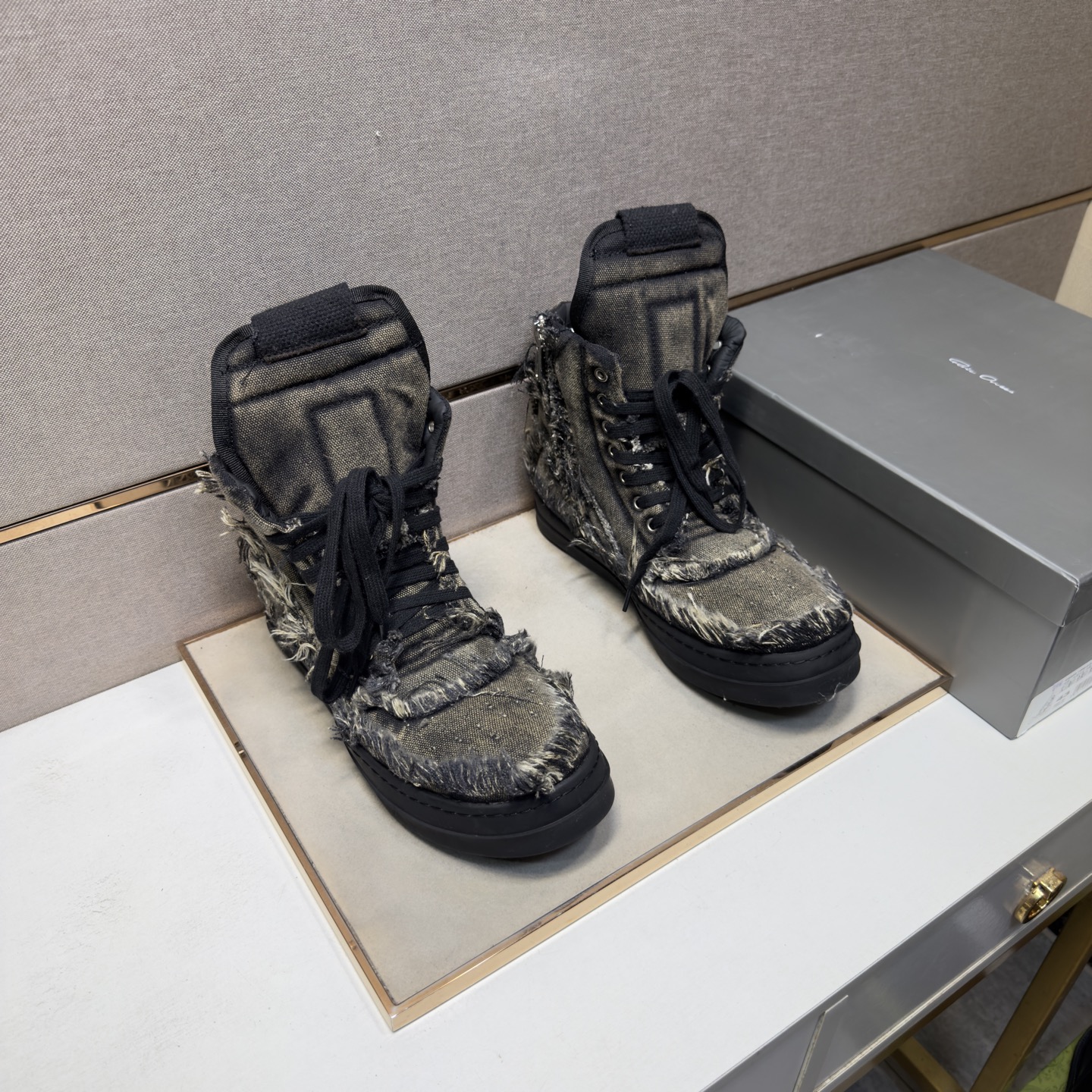 NO:887172,[Owens RO~] Casual high-top shoes for couples, 2026z cabinet simultaneous sale, size 35-47 # 1 color, the upper is made of multi-material spliced ​​cowhide lining, comfortable and breathable, the original sole is comfortable and wear-resistant, the real thing is better when photographed,,cowhide19860909【欧文斯RO～】情侣装休闲高帮鞋 2026z柜同步发售 码数35-47 # 1个颜色鞋面选用多材质拼接牛皮内里,舒适透气,鞋底原版舒适耐磨大底,实物拍摄实物更赞,,cowhide,Men's shoes