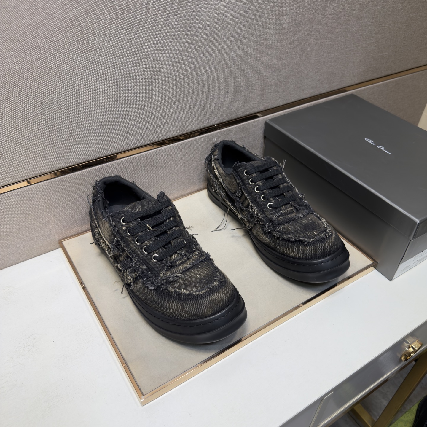 NO:887177,[Owens RO～] Men's casual shoes 2026z cabinet simultaneous sale Size 38-47 # 1 color upper is made of multi-material spliced ​​cowhide lining, comfortable and breathable, original sole is comfortable and wear-resistant outsole, the real thing is better when photographed,,cowhide19860909【欧文斯RO～】男士休闲鞋 2026z柜同步发售 码数38-47 # 1个颜色鞋面选用多材质拼接牛皮内里,舒适透气,鞋底原版舒适耐磨大底,实物拍摄实物更赞,,cowhide,Men's shoes
