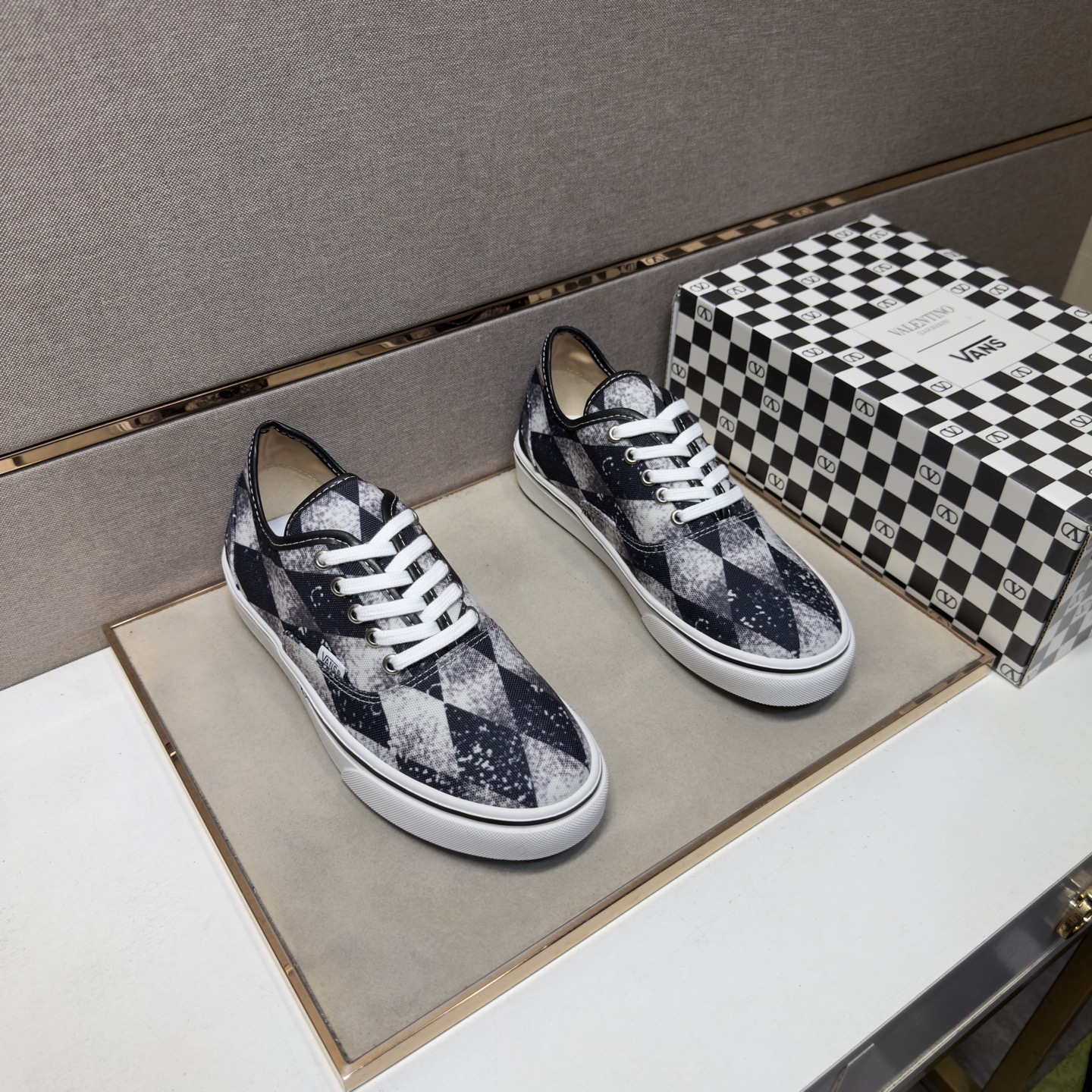NO:887185,[Vance~] Men's casual shoes are on sale simultaneously in 2026z cabinets. Size: 38-44#. The uppers in 5 colors are made of multi-material spliced ​​genuine leather lining, which is comfortable and breathable. The original soles are comfortable and wear-resistant. The real ones are better when photographed in person.19860909【万斯～】男士休闲鞋 2026z柜同步发售 码数:38-44# 5个颜色鞋面选用多材质拼接真皮内里,舒适透气,鞋底原版舒适耐磨大底,实物拍摄实物更赞,,Men's shoes