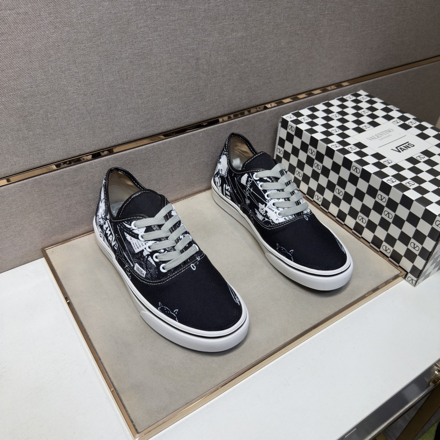 NO:887192,[Vance~] Men's casual shoes are on sale simultaneously in 2026z cabinets. Size: 38-44#. The uppers in 4 colors are made of multi-material spliced ​​genuine leather lining, which is comfortable and breathable. The original soles are comfortable and wear-resistant. The real ones are better when photographed in person.19860909【万斯～】男士休闲鞋 2026z柜同步发售 码数:38-44# 4个颜色鞋面选用多材质拼接真皮内里,舒适透气,鞋底原版舒适耐磨大底,实物拍摄实物更赞,,Men's shoes