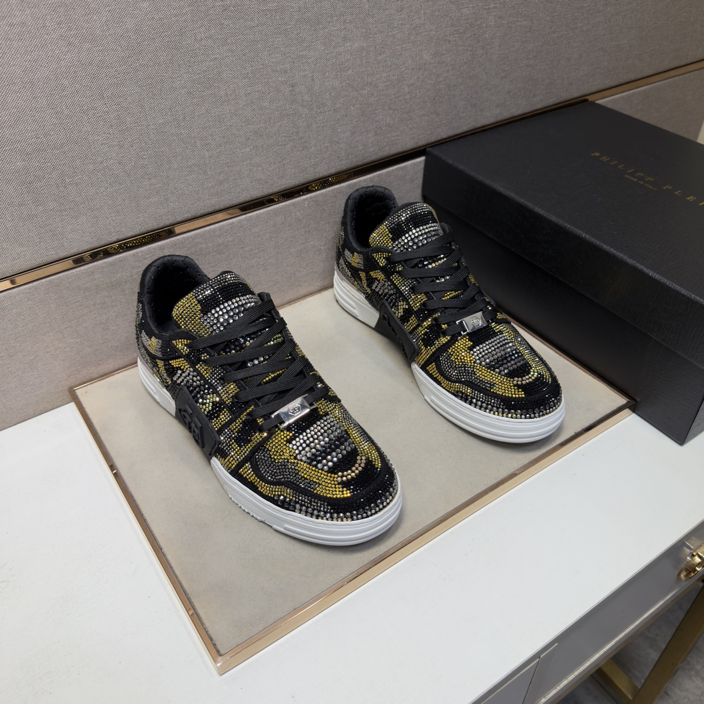 NO:887594,[D2～] Men's casual shoes 2026z cabinet simultaneous sale Size 39-44 # 2 colors The upper is made of multi-material spliced ​​mesh lining, which is comfortable and breathable. The original sole is comfortable and wear-resistant. The real thing is better when photographed.19860909【D2～】男士休闲鞋 2026z柜同步发售 码数39-44 # 2个颜色鞋面选用多材质拼接网布内里,舒适透气,鞋底原版舒适耐磨大底,实物拍摄实物更赞,,Men's shoes