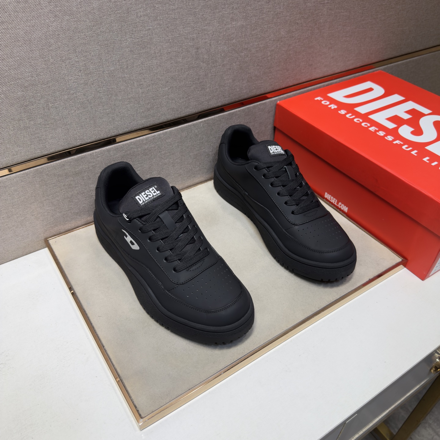 NO:887617,[DIESEL~] Men's casual shoes 2026z cabinet sales simultaneously Size 39-44 # 2 colors The upper is made of multi-material spliced ​​mesh lining, which is comfortable and breathable. The original sole is comfortable and wear-resistant. The real thing is better when photographed.19860909【DIESEL迪赛～】男士休闲鞋 2026z柜同步发售 码数39-44 # 2个颜色鞋面选用多材质拼接网布内里,舒适透气,鞋底原版舒适耐磨大底,实物拍摄实物更赞,,Men's shoes