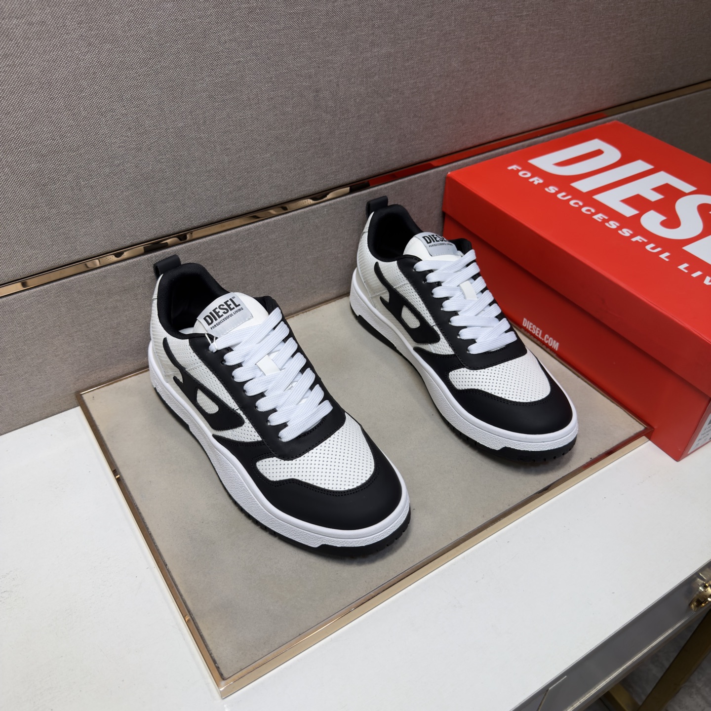 NO:887661,[DIESEL~] Men's casual shoes 2026z cabinet sales simultaneously Size 39-44 # 1 color The upper is made of multi-material spliced ​​mesh lining, which is comfortable and breathable. The original sole is comfortable and wear-resistant. The real thing is better when photographed in person.19860909【DIESEL迪赛～】男士休闲鞋 2026z柜同步发售 码数39-44 # 1个颜色鞋面选用多材质拼接网布内里,舒适透气,鞋底原版舒适耐磨大底,实物拍摄实物更赞,,Men's shoes