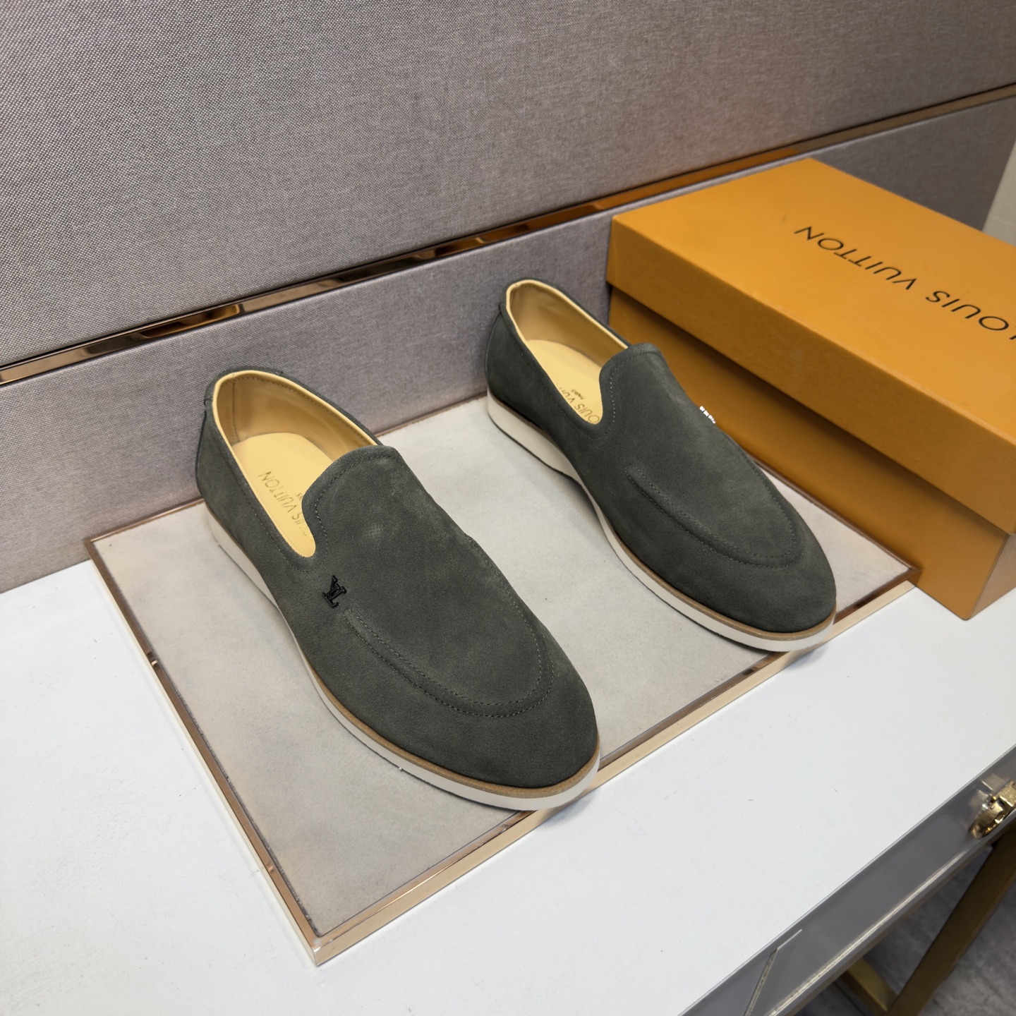 NO:887670,[LV~] Men's casual shoes 2026z cabinet sales simultaneously Size 39-44 # 6 colors The upper is made of multi-material splicing genuine leather lining, comfortable and breathable, the original sole is comfortable and wear-resistant, the real thing is better when photographed in person, Louis Vuitton19860909【LV～】男士休闲鞋 2026z柜同步发售 码数39-44 # 6个颜色鞋面选用多材质拼接真皮内里,舒适透气,鞋底原版舒适耐磨大底,实物拍摄实物更赞,,louis vuitton,Men's shoes