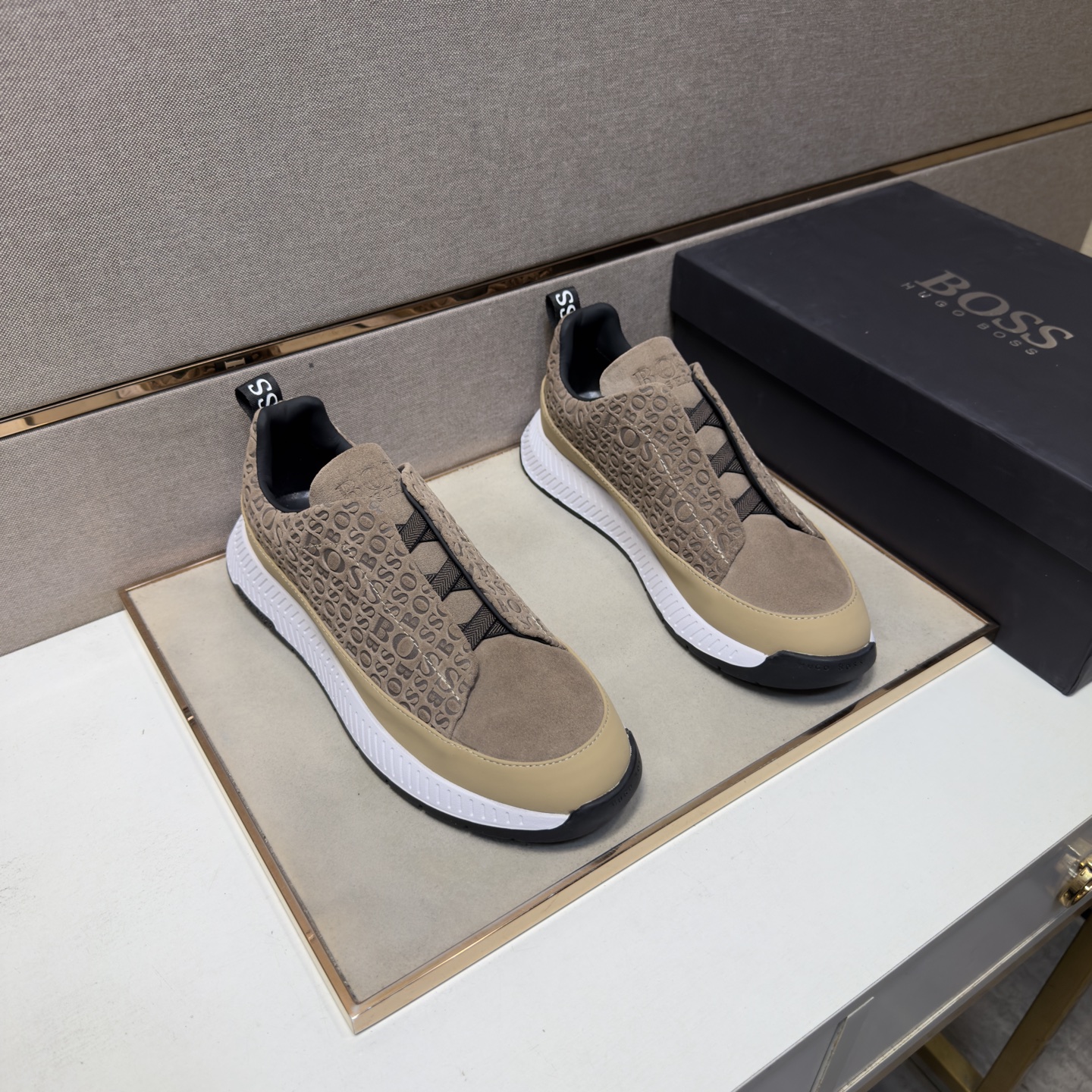 NO:887644,[BOSS～] Men's casual shoes 2026z cabinet sales simultaneously Size 38-44 # 3 colors The upper is made of multi-material spliced ​​genuine leather lining, which is comfortable and breathable. The original sole is comfortable and wear-resistant. The real thing is better when photographed in person.19860909【BOSS～】男士休闲鞋 2026z柜同步发售 码数38-44 # 3个颜色鞋面选用多材质拼接真皮内里,舒适透气,鞋底原版舒适耐磨大底,实物拍摄实物更赞,,Men's shoes