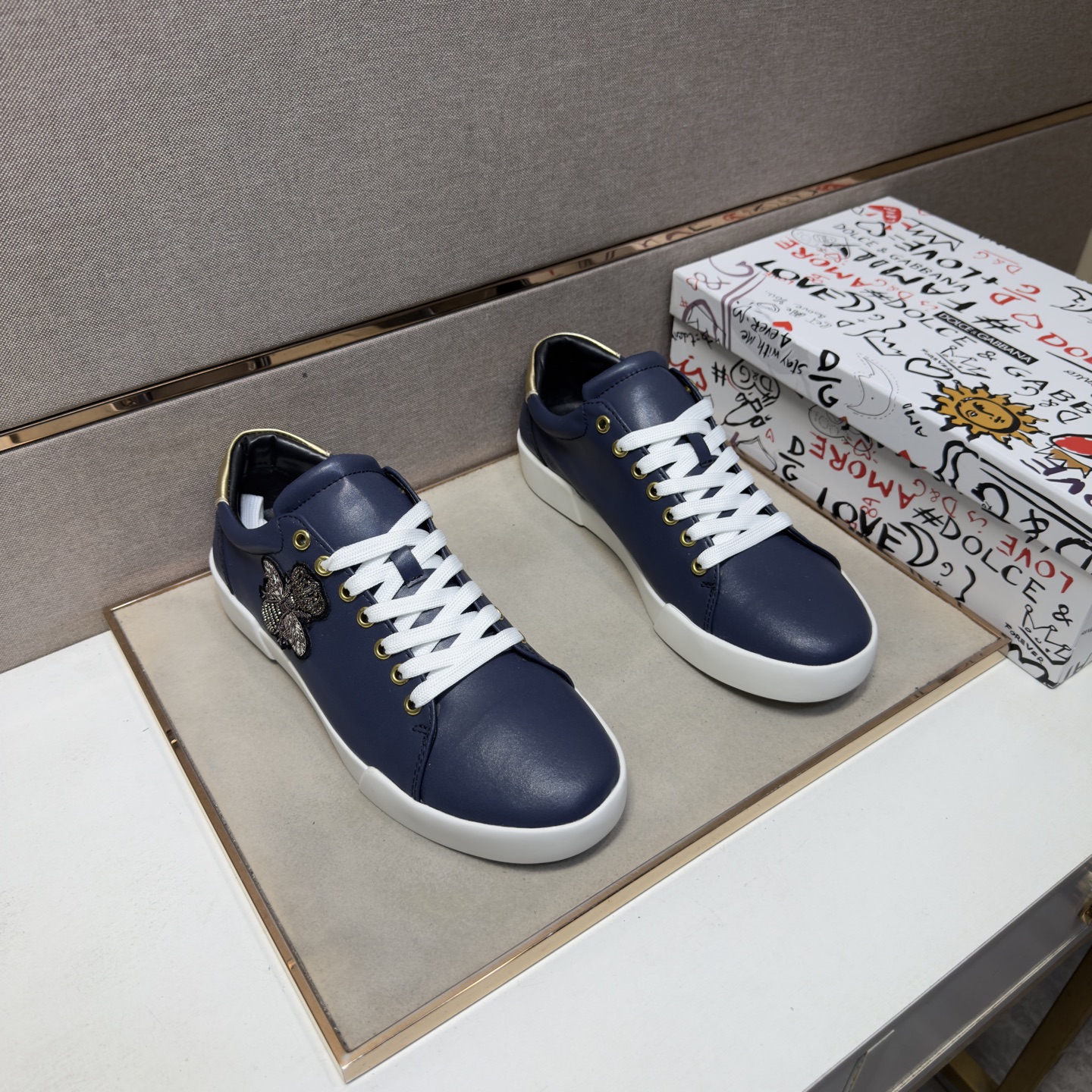 NO:888287,[DG~] Casual shoes for couples, 2026z cabinets are on sale at the same time. Size 36-44 # 2 colors. The upper is made of multi-material spliced ​​leather lining, which is comfortable and breathable. The original sole is comfortable and wear-resistant. The real thing is better when photographed in person.19860909【DG～】情侣装休闲鞋 2026z柜同步发售 码数36-44 # 2个颜色鞋面选用多材质拼接真皮内里,舒适透气,鞋底原版舒适耐磨大底,实物拍摄实物更赞,,Men's shoes