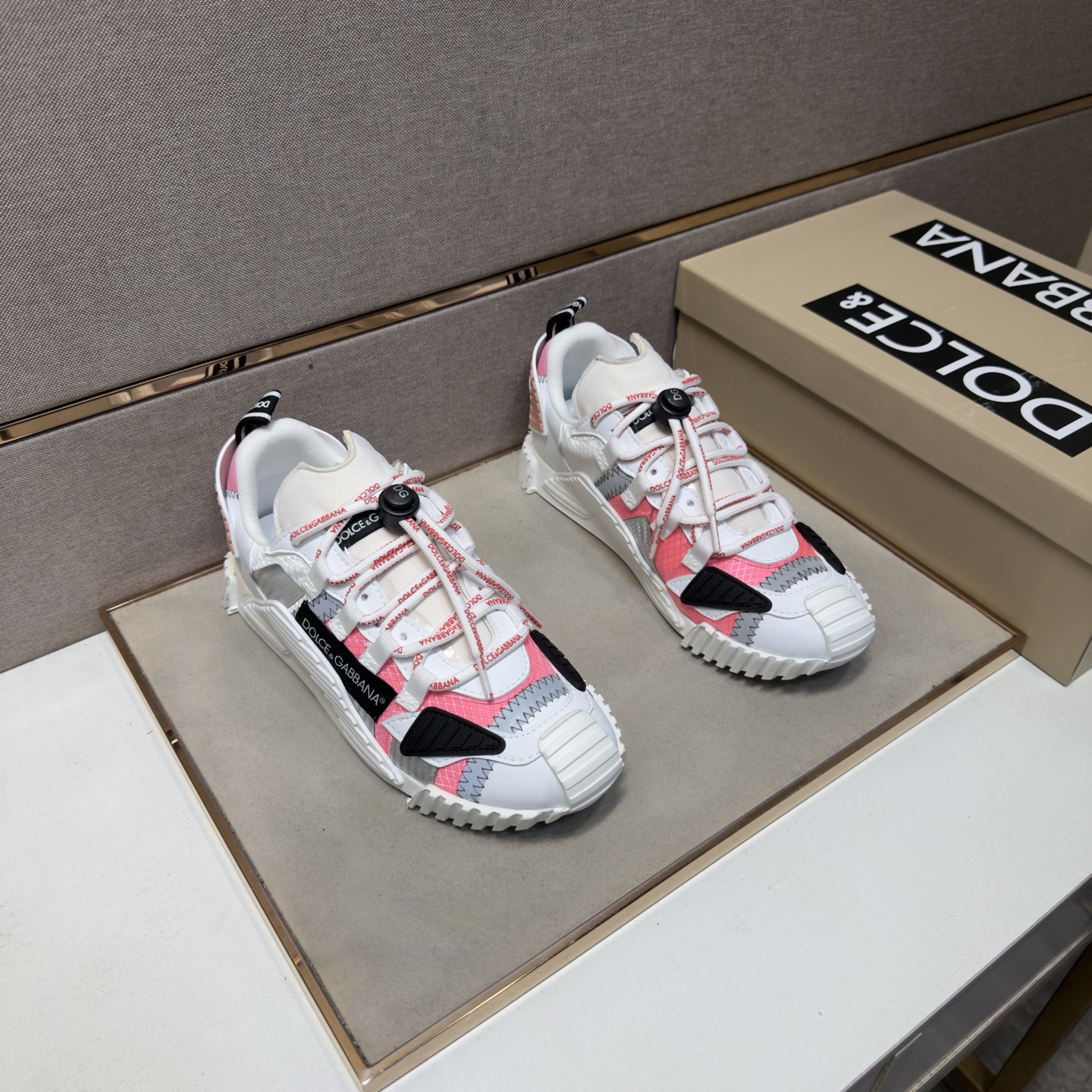 NO:888311,[DG~] Casual shoes for couples, 2026z cabinets are on sale at the same time. Size 36-44 # 1 color. The upper is made of multi-material spliced ​​mesh lining, which is comfortable and breathable. The original sole is comfortable and wear-resistant. The real thing is better when photographed in person.19860909【DG～】情侣装休闲鞋 2026z柜同步发售 码数36-44 # 1个颜色鞋面选用多材质拼接网布内里,舒适透气,鞋底原版舒适耐磨大底,实物拍摄实物更赞,,Men's shoes