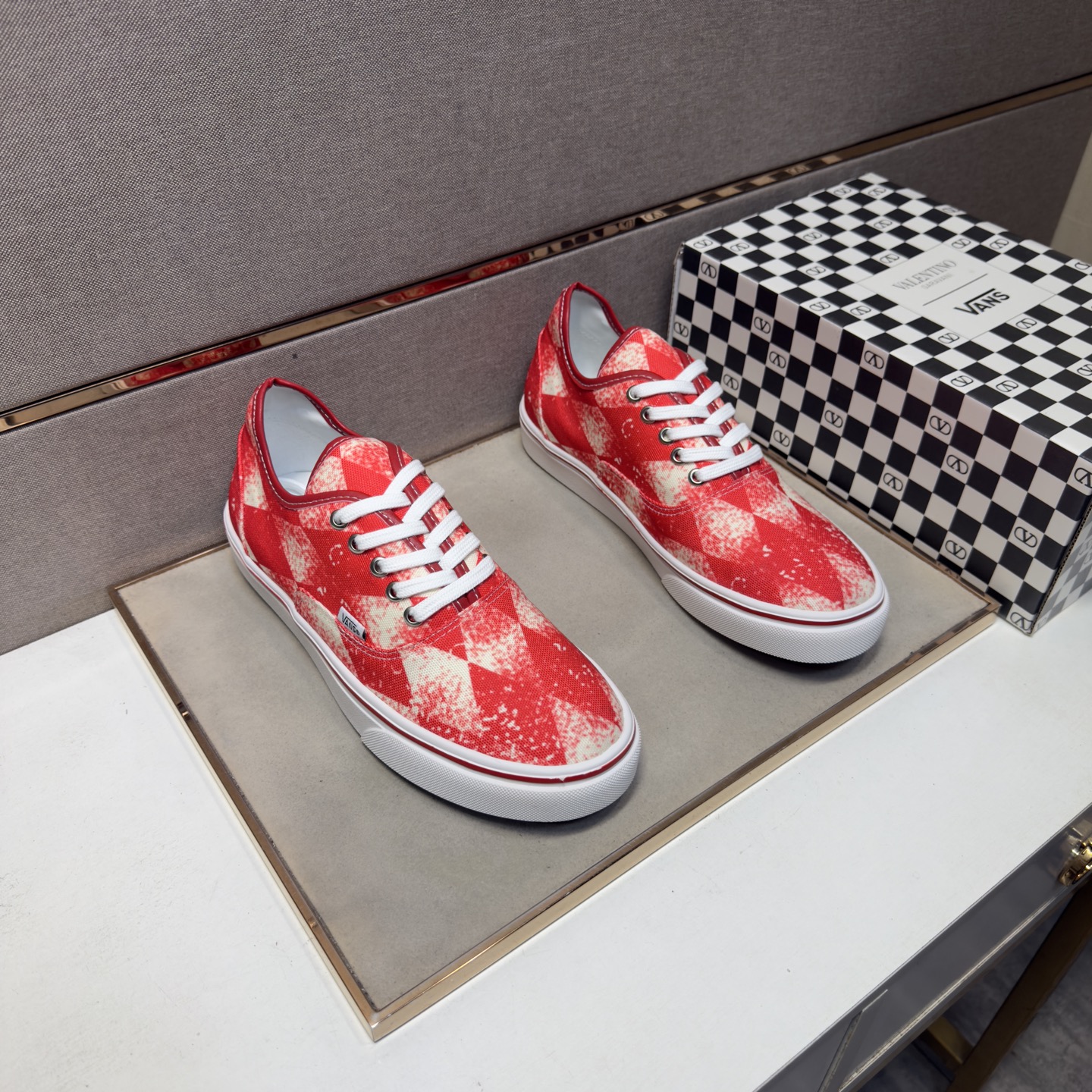 NO:888334,[Vance~] Men's casual shoes are on sale simultaneously in 2026z cabinets. Size: 38-44# 1 color. The upper is made of multi-material spliced ​​genuine leather lining, which is comfortable and breathable. The original sole is comfortable and wear-resistant. The real thing is better when photographed in person.19860909【万斯～】男士休闲鞋 2026z柜同步发售 码数:38-44# 1个颜色鞋面选用多材质拼接真皮内里,舒适透气,鞋底原版舒适耐磨大底,实物拍摄实物更赞,,Men's shoes