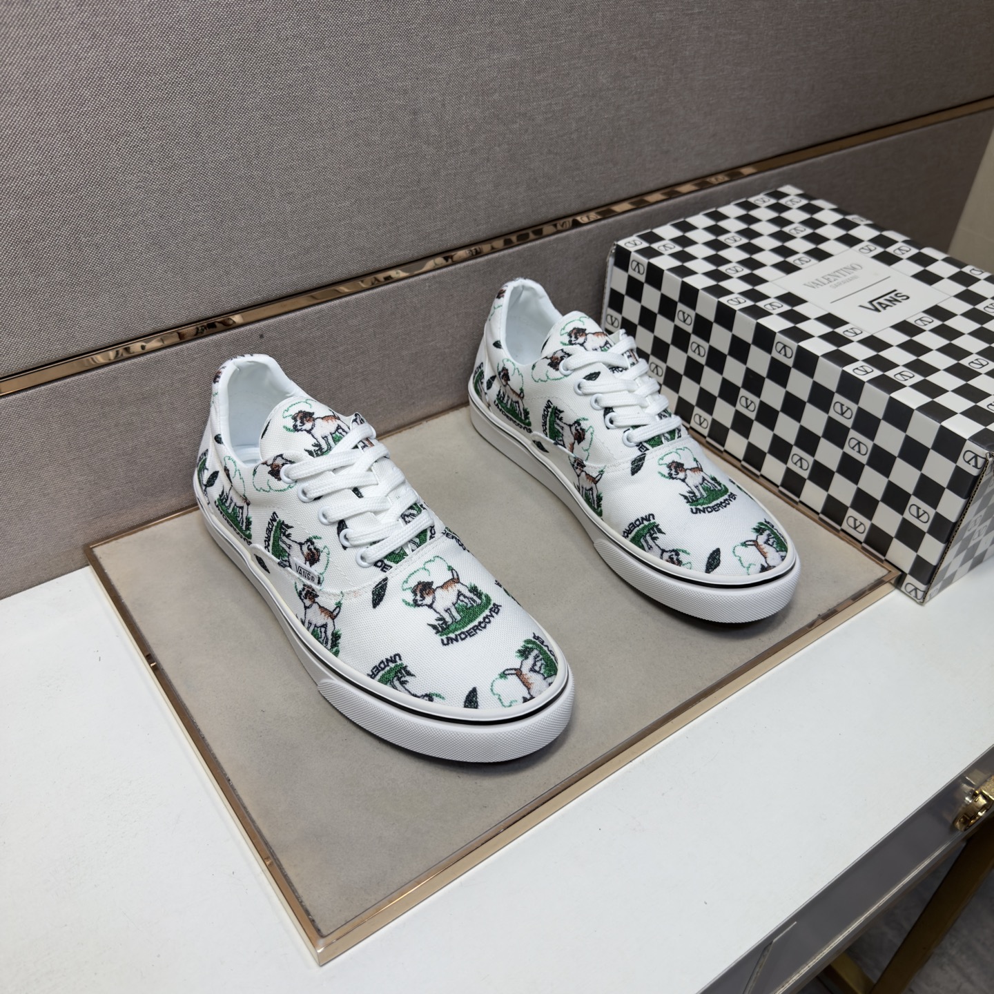 NO:888345,[Vance~] Men's casual shoes are on sale simultaneously in 2026z cabinets. Size: 38-44#. The uppers in 2 colors are made of multi-material spliced ​​genuine leather lining, which is comfortable and breathable. The original soles are comfortable and wear-resistant. The real ones are better when photographed in person.19860909【万斯～】男士休闲鞋 2026z柜同步发售 码数:38-44# 2个颜色鞋面选用多材质拼接真皮内里,舒适透气,鞋底原版舒适耐磨大底,实物拍摄实物更赞,,Men's shoes