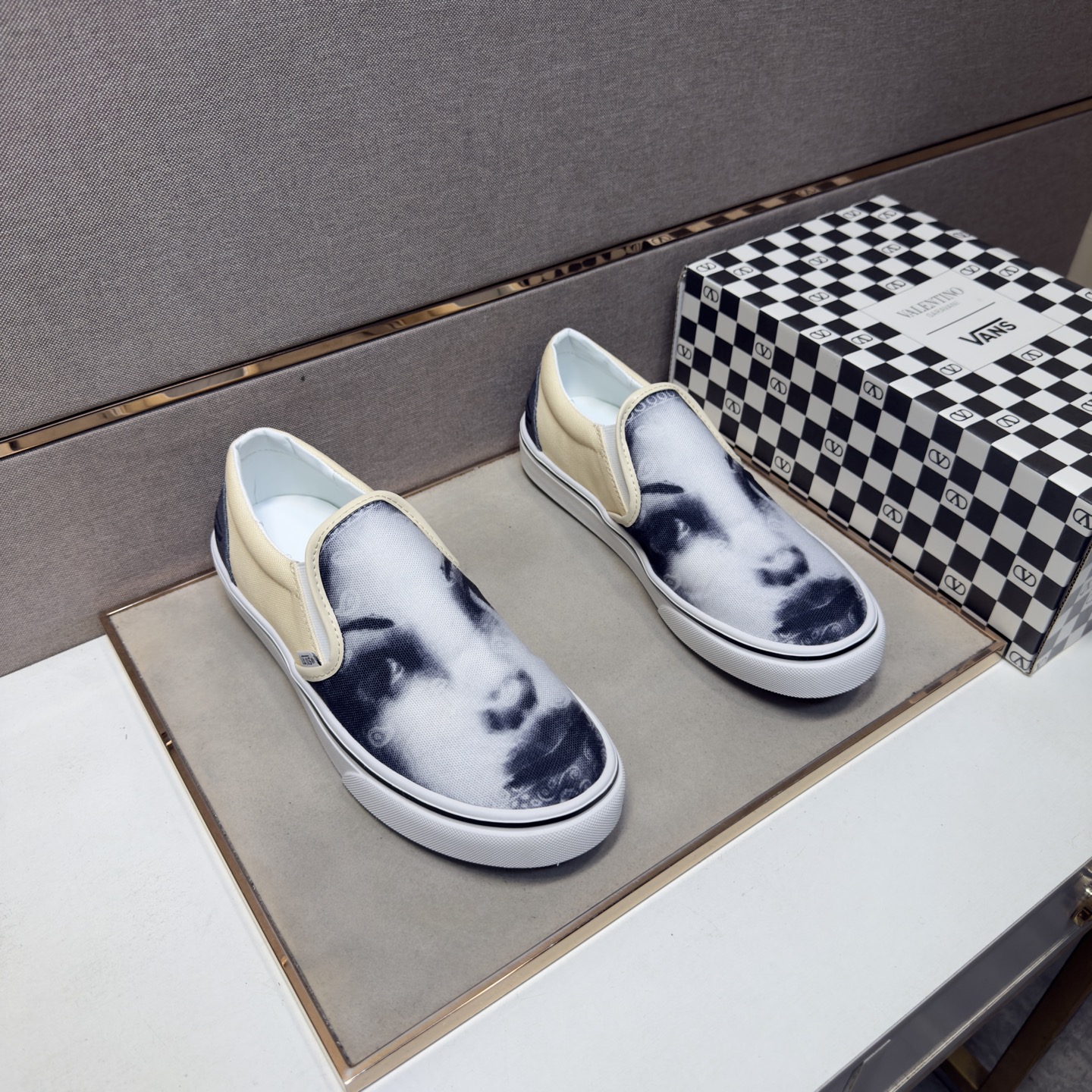 NO:888356,[Vance~] Men's casual shoes are on sale simultaneously in 2026z cabinets. Size: 38-44#. The uppers in 3 colors are made of multi-material spliced ​​genuine leather lining, which is comfortable and breathable. The original soles are comfortable and wear-resistant. The real ones are better when photographed in person.19860909【万斯～】男士休闲鞋 2026z柜同步发售 码数:38-44# 3个颜色鞋面选用多材质拼接真皮内里,舒适透气,鞋底原版舒适耐磨大底,实物拍摄实物更赞,,Men's shoes