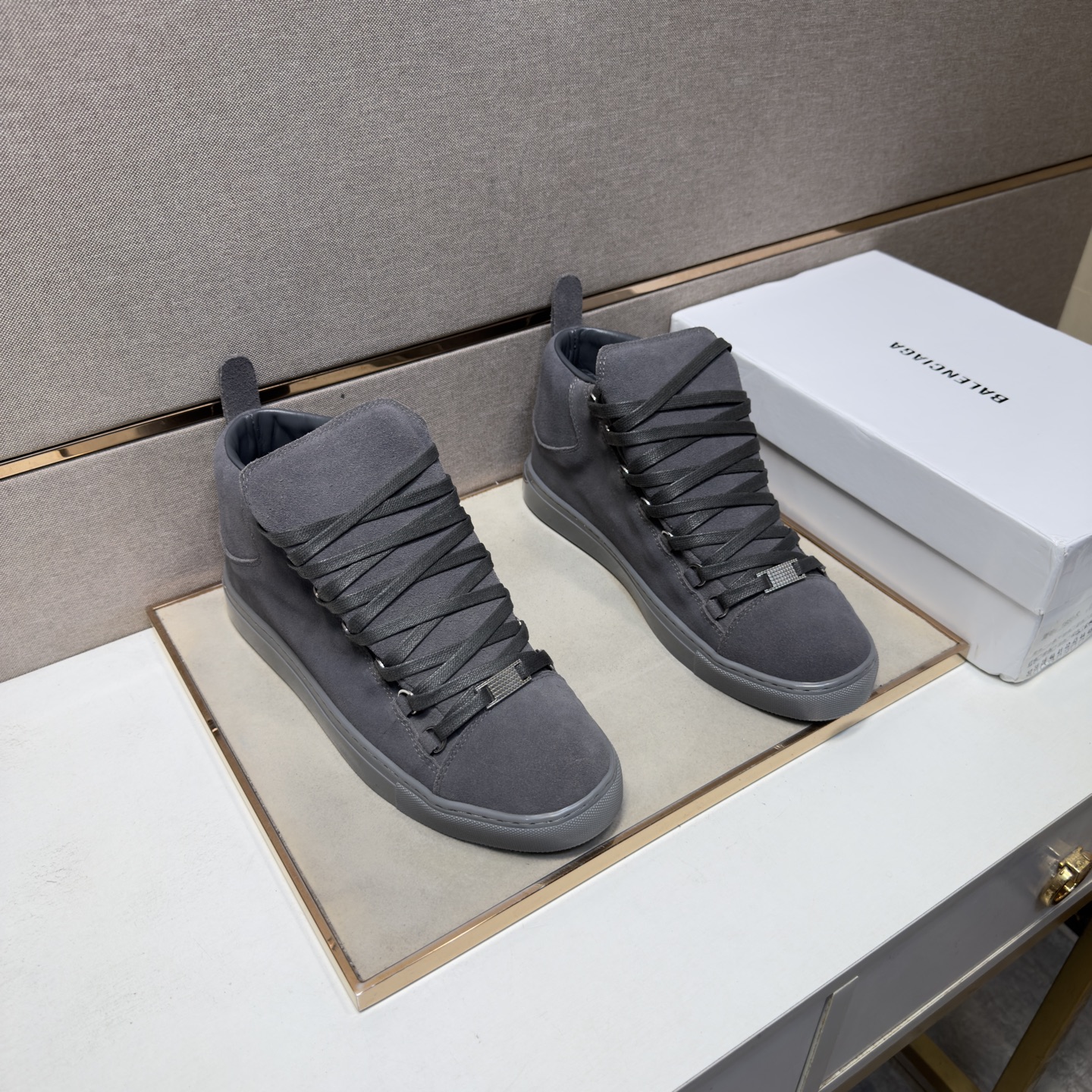 NO:888385,[Balenciaga~] Men's casual high-top shoes are on sale at the same time in 2026z cabinets. Size: 38-44#. 3 colors. The upper is made of multi-material spliced ​​genuine leather lining, which is comfortable and breathable. The original sole is comfortable and wear-resistant. The real thing is better when shot in person., balenciaga19860909【巴黎世家～】男士休闲高帮鞋 2026z柜同步发售 码数:38-44# 3个颜色鞋面选用多材质拼接真皮内里,舒适透气,鞋底原版舒适耐磨大底,实物拍摄实物更赞,,balenciaga,Men's shoes