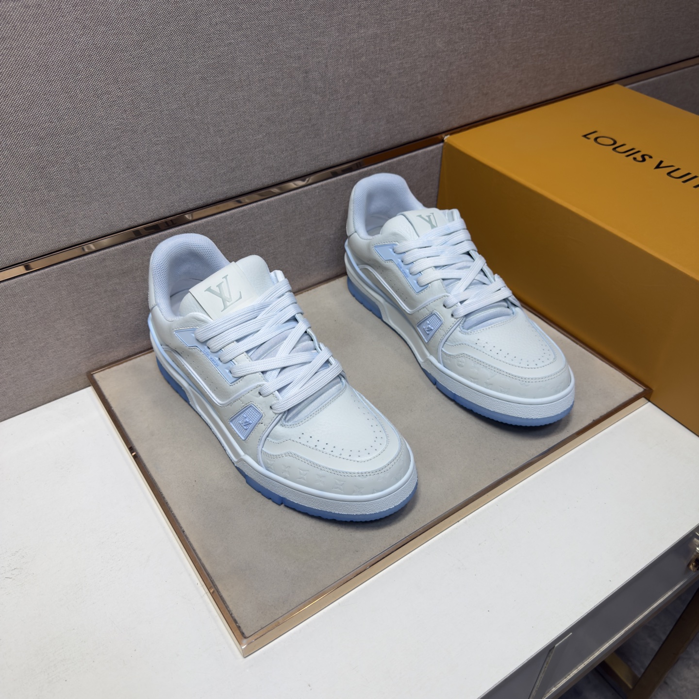 NO:888938,[LV~] Casual shoes for couples, 2026z cabinet sales simultaneously. Size: 35-39 for women, 39-44 for men, 45 customized # 4 colors. The upper is made of cowhide stitching and mesh lining, which is comfortable and breathable. The original sole is comfortable and wear-resistant. The real thing is better when photographed in person. Louis Vuitton, cowhide19860909【LV～】情侣装休闲鞋 2026z柜同步发售 码数:女35-39,男39-44,45订做# 4个颜色鞋面选用牛皮拼接网布内里,舒适透气,鞋底原版舒适耐磨大底,实物拍摄实物更赞,,louis vuitton,cowhide,Men's shoes