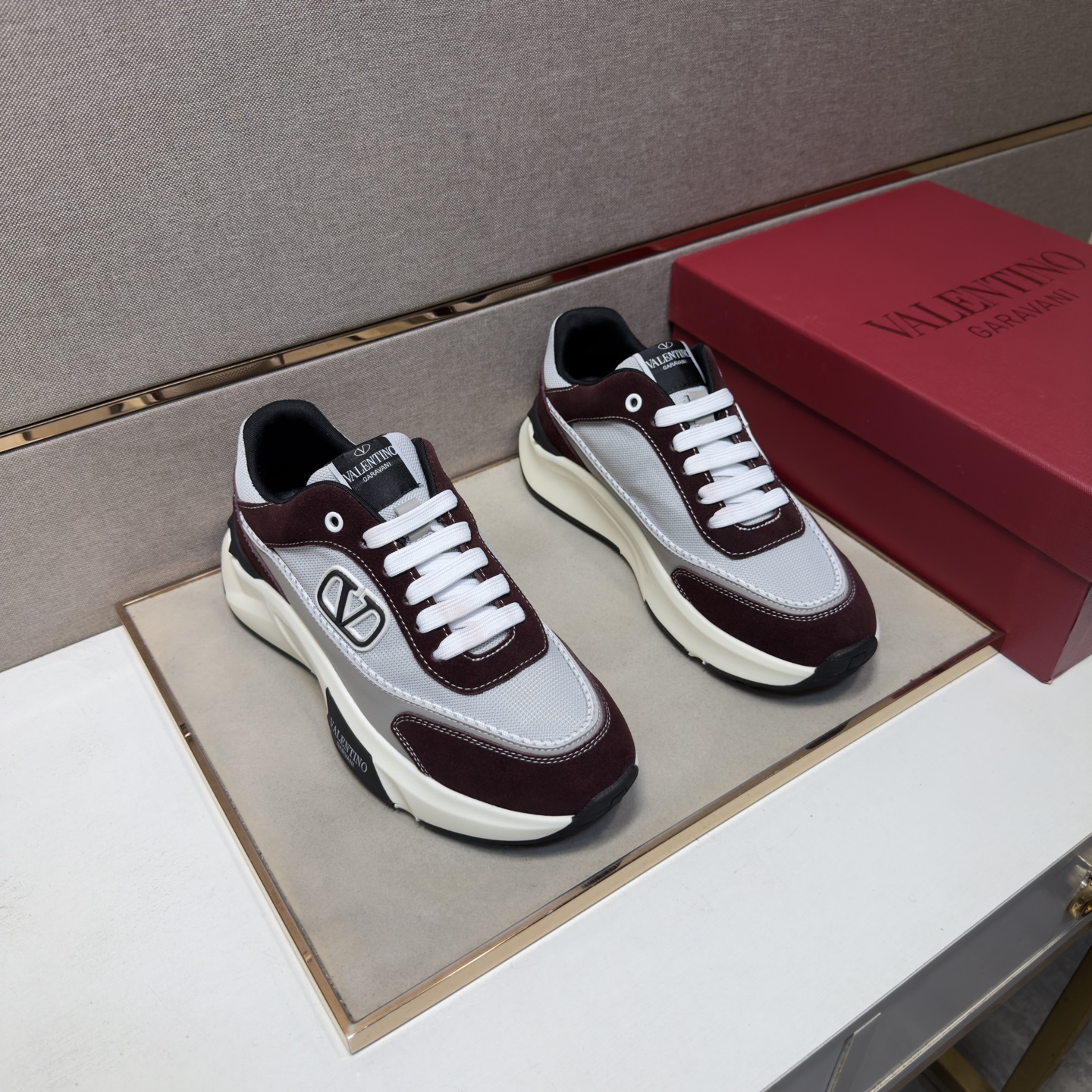 NO:888897,[Valentino~] Men's casual shoes 2026z cabinet sales simultaneously Code number: 38-44 # 3 colors The upper is made of multi-material spliced ​​mesh lining, which is comfortable and breathable. The original sole is comfortable and wear-resistant. The real thing is better when photographed in person, valentino19860909【华伦天奴～】男士休闲鞋 2026z柜同步发售 码数:38-44 # 3个颜色鞋面选用多材质拼接网布内里,舒适透气,鞋底原版舒适耐磨大底,实物拍摄实物更赞,,valentino,Men's shoes