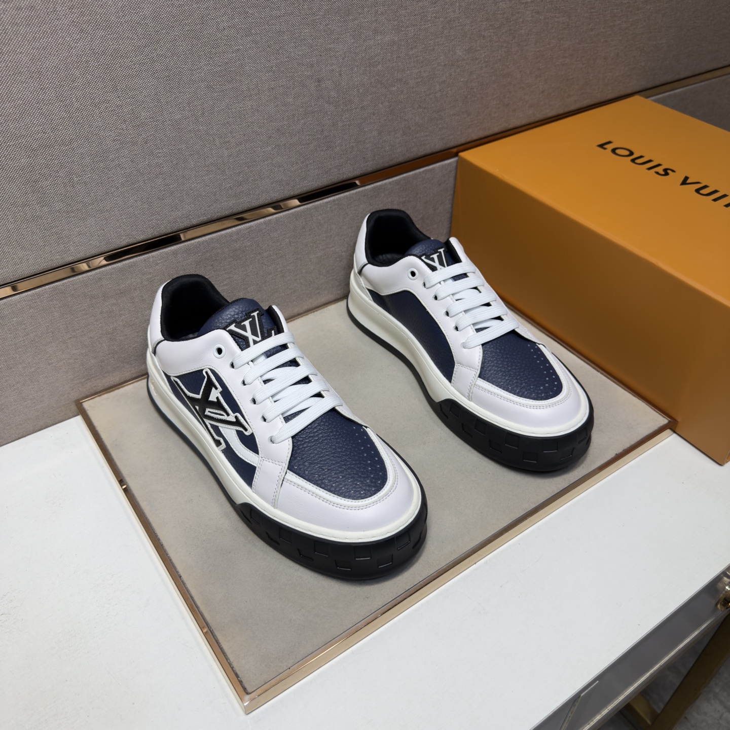 NO:888906,[LV~] Men's casual shoes 2026z cabinet simultaneous sale Size: 38-44 # 4 colors of uppers are made of multi-material spliced ​​mesh lining, which is comfortable and breathable. The original sole is comfortable and wear-resistant. The real thing is better when photographed in person. Louis Vuitton19860909【LV～】男士休闲鞋 2026z柜同步发售 码数:38-44 # 4个颜色鞋面选用多材质拼接网布内里,舒适透气,鞋底原版舒适耐磨大底,实物拍摄实物更赞,,louis vuitton,Men's shoes