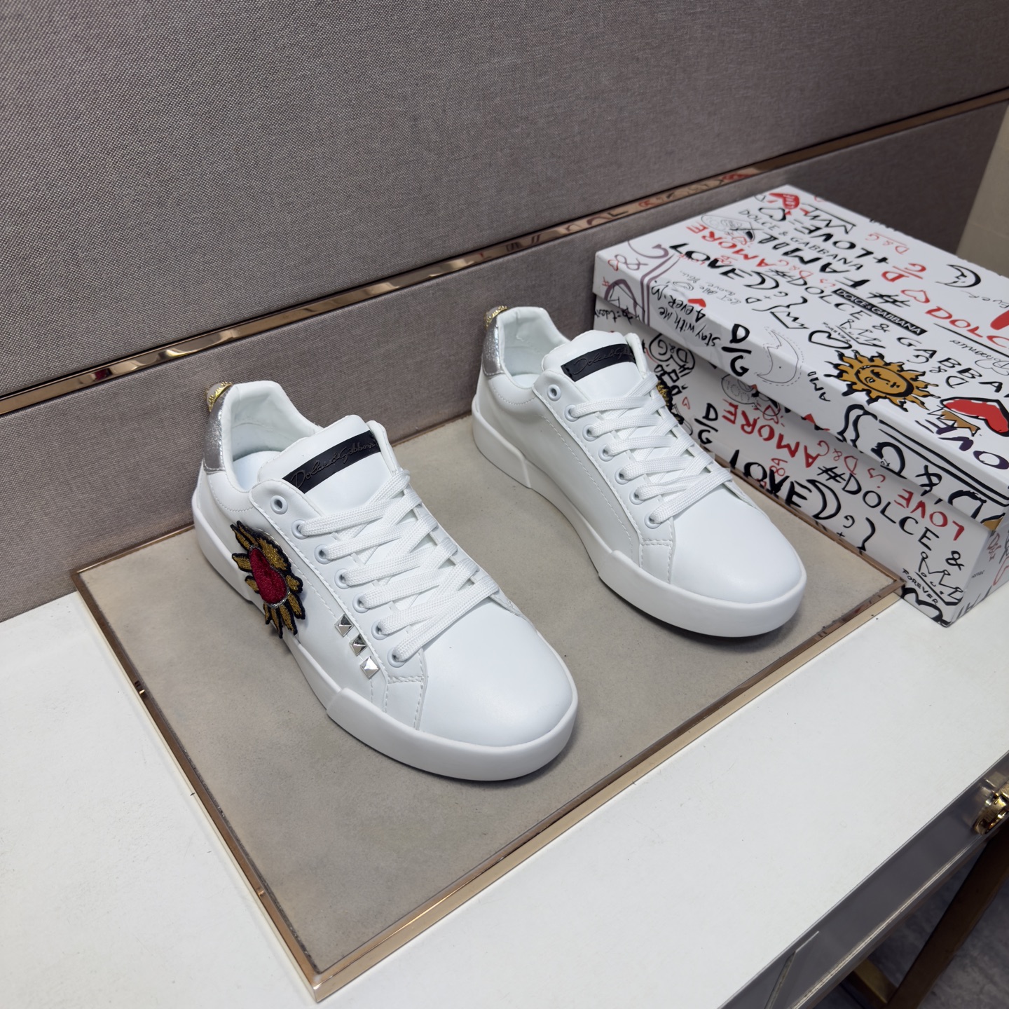 NO:897789,[DG~] Casual shoes for couples 2026z cabinet simultaneous sale Code number: 36-44 # 1 color upper is made of multi-material spliced ​​genuine leather lining, comfortable and breathable, original sole is comfortable and wear-resistant, the real thing is better when photographed in person,19860909【DG～】情侣装休闲鞋 2026z柜同步发售 码数:36-44 # 1个颜色鞋面选用多材质拼接真皮内里,舒适透气,鞋底原版舒适耐磨大底,实物拍摄实物更赞,,Men's shoes
