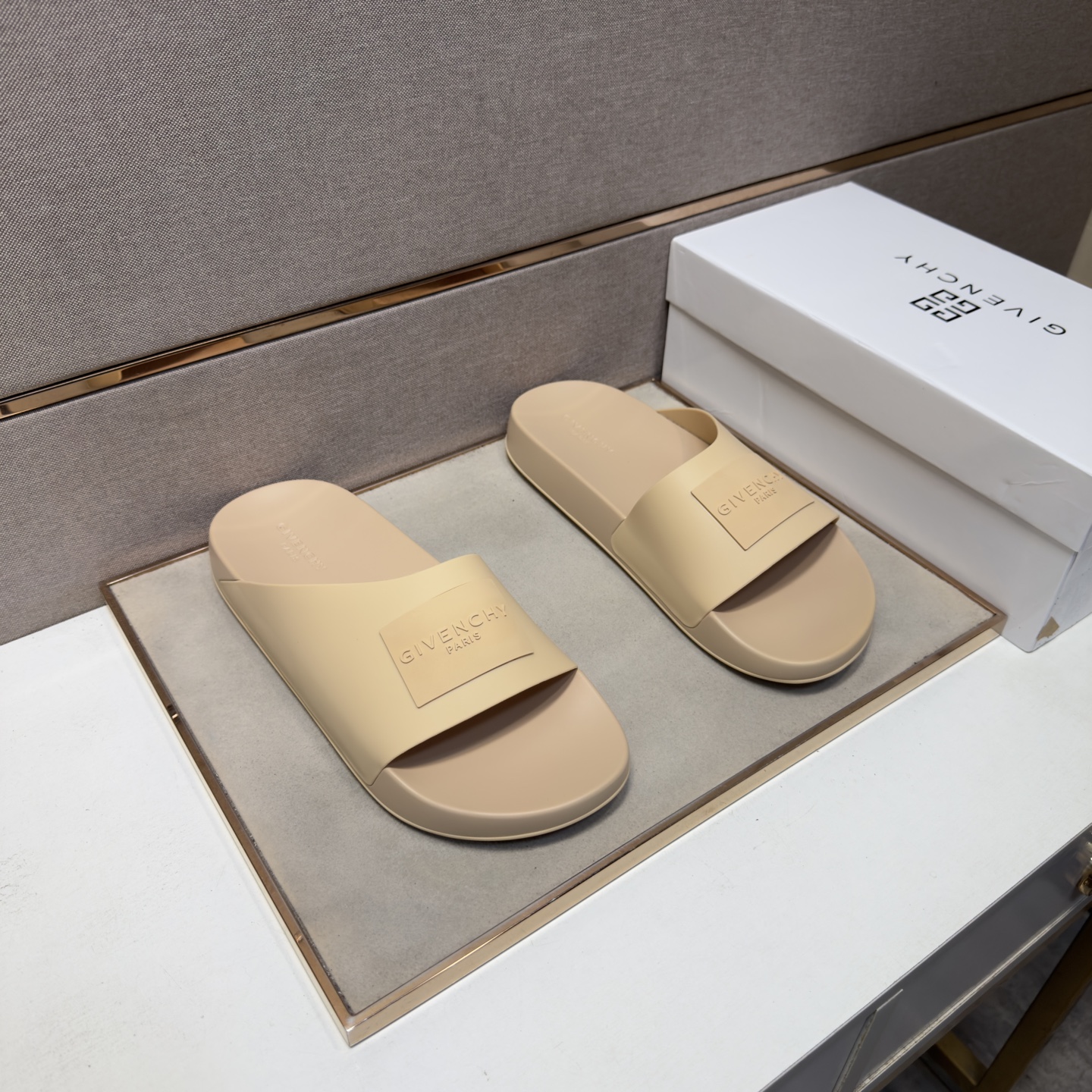 NO:898225,[Givenchy~] Men's casual slippers 2026z cabinet sales simultaneously Size 38-44 # 3 colors of uppers made of multi-material splicing, comfortable and breathable, original soles comfortable and wear-resistant outsole, real-life photos are better, givenchy, slippers19860909【纪梵希～】男士休闲拖鞋 2026z柜同步发售 码数38-44 # 3个颜色鞋面选用多材质拼接,舒适透气,鞋底原版舒适耐磨大底,实物拍摄实物更赞,,givenchy,slippers,Men's shoes