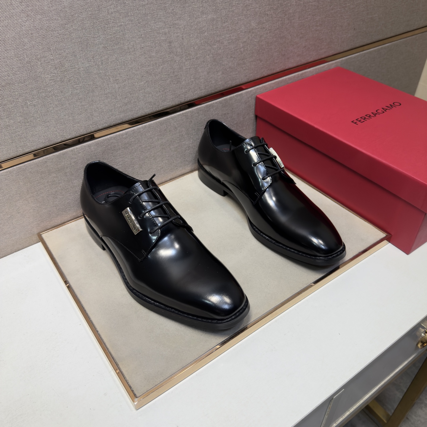 NO:931003,[Ferragamo~] Men's casual formal leather shoes are on sale simultaneously in 2026z cabinets. Size: 38-44#. 4 colors. The upper is made of multi-material spliced ​​cowhide lining. It is comfortable and breathable. The original sole is comfortable and wear-resistant. The real thing is better when shot in person., ferragamo, cowhide19860909【菲拉格慕～】男士休闲正装皮鞋 2026z柜同步发售 码数:38-44# 4个颜色鞋面选用多材质拼接牛皮内里,舒适透气,鞋底原版舒适耐磨大底,实物拍摄实物更赞,,ferragamo,cowhide,Men's shoes