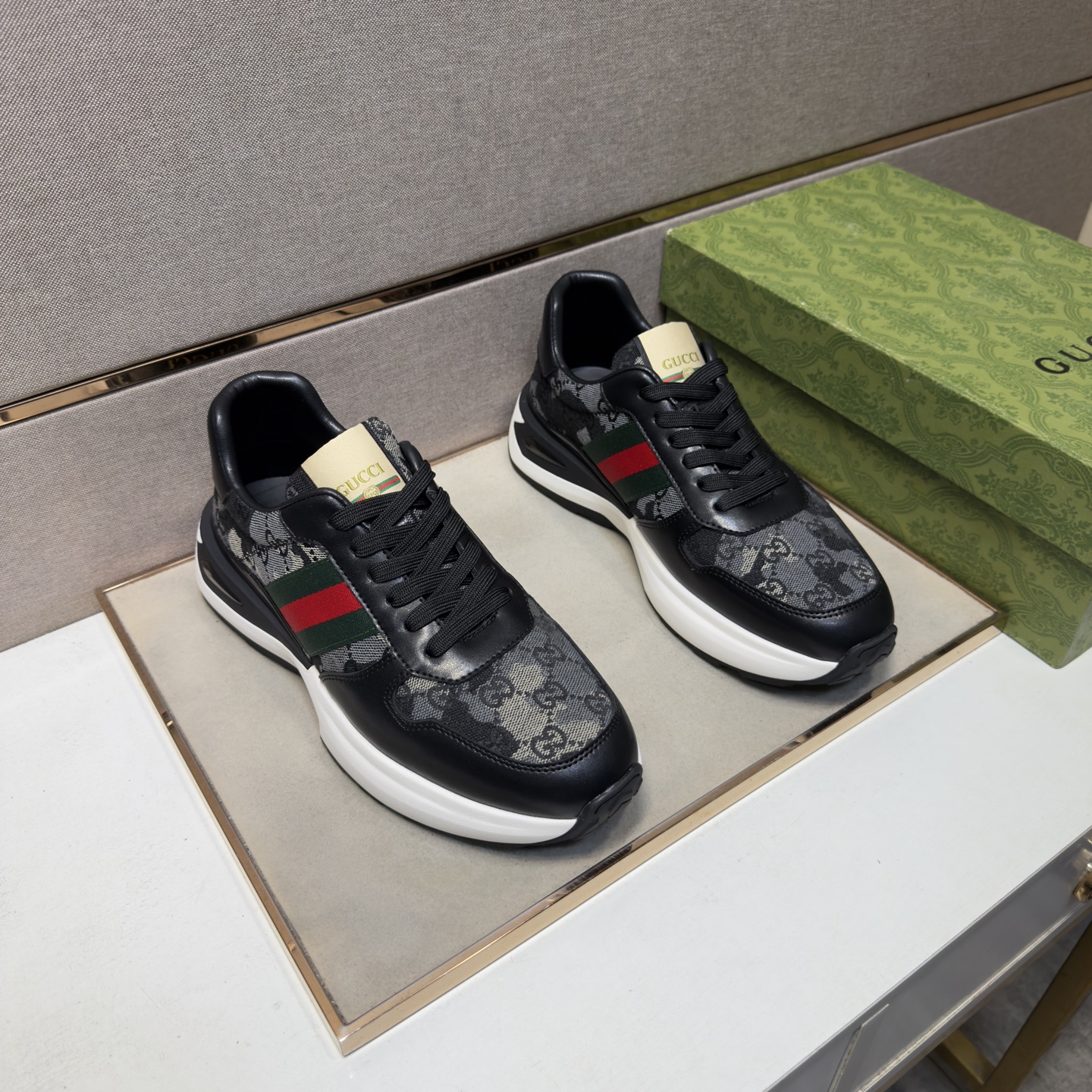 NO:953572,[Gucci~] Men's casual shoes 2026z cabinet simultaneous sale Code number: 38-44# 2 colors The upper is made of cowhide stitched with genuine leather lining, which is comfortable and breathable. The original sole is comfortable and wear-resistant. The real thing is better when photographed in person, gucci, cowhide19860909【古驰～】男士休闲鞋 2026z柜同步发售 码数:38-44# 2个颜色 鞋面选用牛皮拼接真皮内里,舒适透气,鞋底原版舒适耐磨大底,实物拍摄实物更赞,,gucci,cowhide,Men's shoes