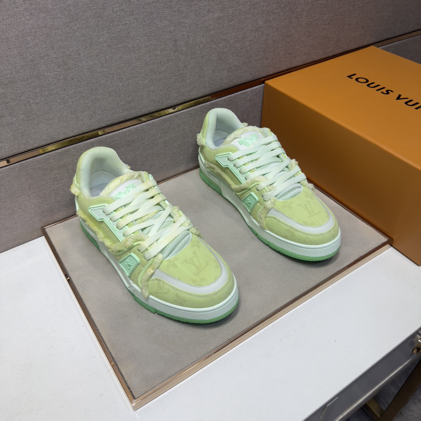 NO:953596,[LV~] Casual shoes for couples, 2026z cabinet sales simultaneously. Size: Women 35-39, Men 39-44, Men 38, 45. Customized # 4 colors. The upper is made of multi-material spliced ​​mesh lining, which is comfortable and breathable. The original sole is comfortable and wear-resistant. The real thing is better when photographed. Louis Vuitton19860909【LV～】情侣装休闲鞋 2026z柜同步发售 码数:女35-39,男39-44,男38、45订做# 4个颜色鞋面选用多材质拼接网布内里,舒适透气,鞋底原版舒适耐磨大底,实物拍摄实物更赞,,louis vuitton,Men's shoes