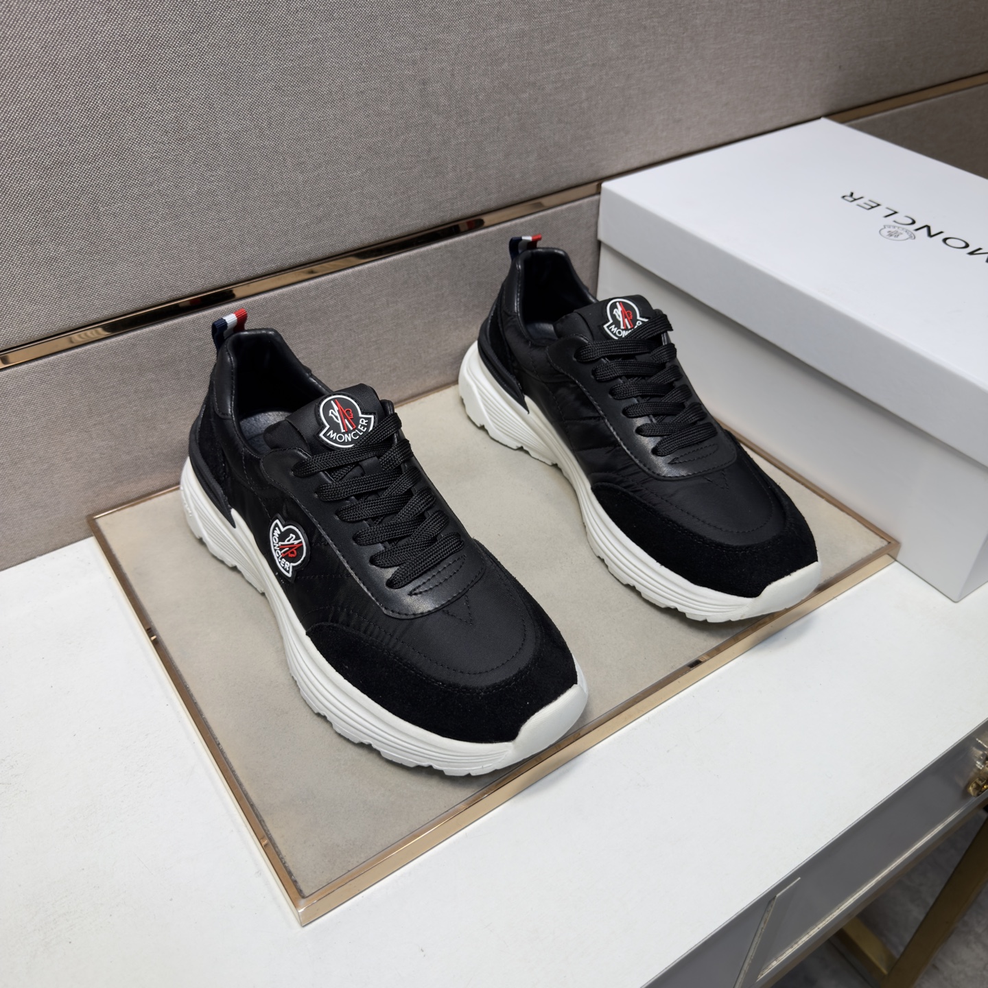 NO:955351,[Moncler~] Men's casual shoes 2026z cabinet simultaneous sale Size: 38-44# 5 colors of uppers made of multi-material splicing genuine leather lining, comfortable and breathable, original soles comfortable and wear-resistant outsole, real-life photos are better, Moncler19860909【蒙口～】男士休闲鞋 2026z柜同步发售 码数:38-44# 5个颜色鞋面选用多材质拼接真皮内里,舒适透气,鞋底原版舒适耐磨大底,实物拍摄实物更赞,,Moncler,Men's shoes