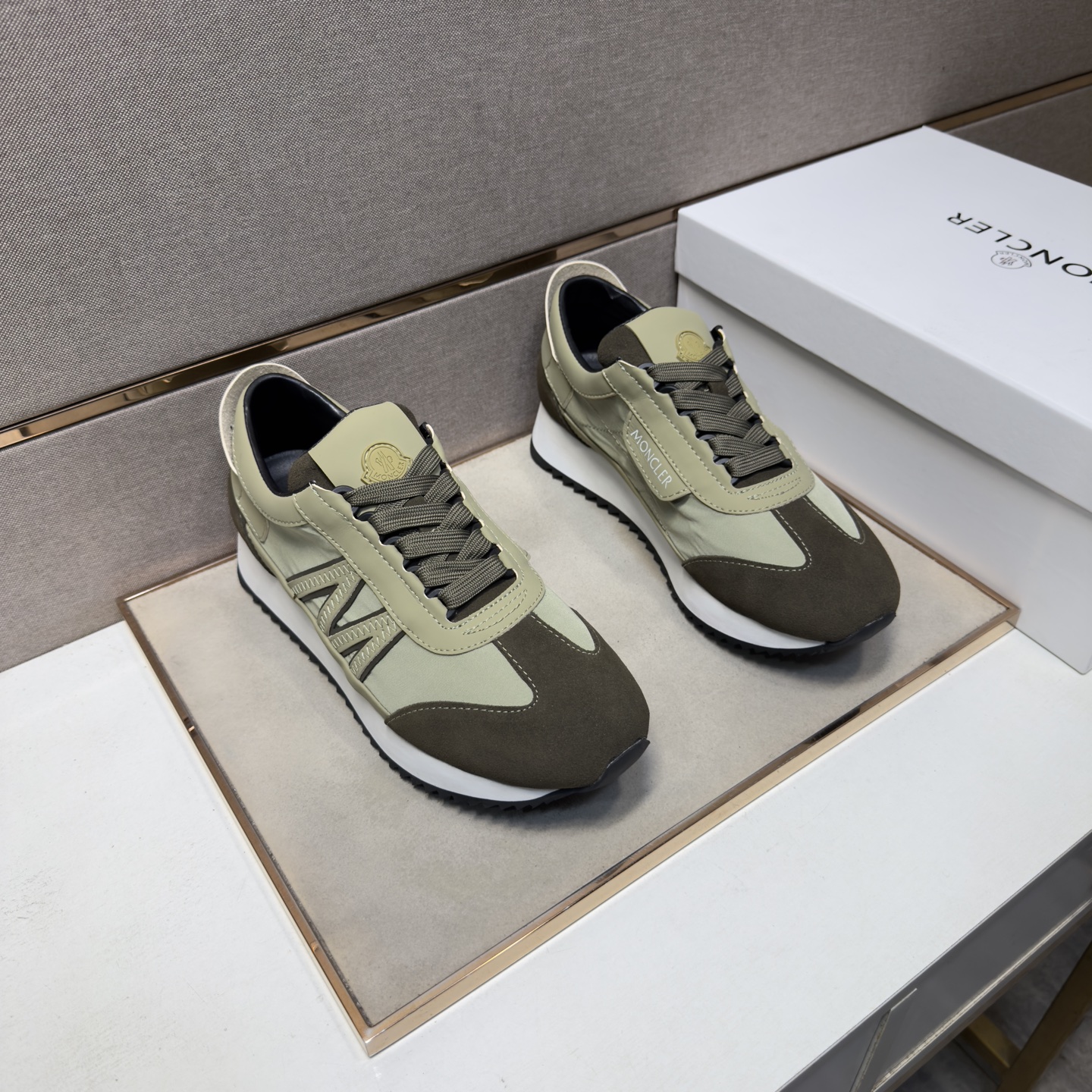 NO:955357,[Moncler~] Men's casual shoes 2026z cabinet simultaneous sale Code number: 38-44# 1 color upper is made of multi-material splicing genuine leather lining, comfortable and breathable, the original sole is comfortable and wear-resistant, the real thing is better when photographed, Moncler19860909【蒙口～】男士休闲鞋 2026z柜同步发售 码数:38-44# 1个颜色鞋面选用多材质拼接真皮内里,舒适透气,鞋底原版舒适耐磨大底,实物拍摄实物更赞,,Moncler,Men's shoes