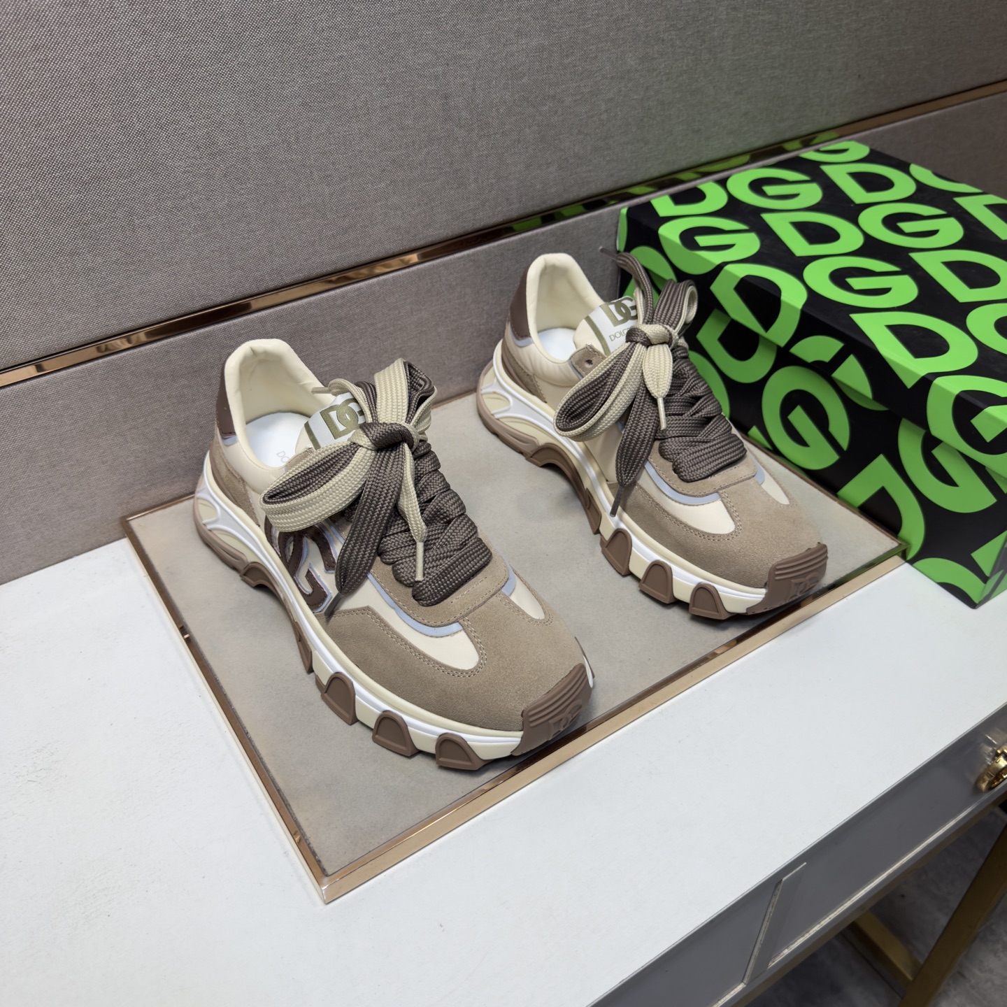 NO:955308,[DG~] Casual shoes for couples 2026z cabinet simultaneous sale Size: 36-44# 1 color The upper is made of multi-material spliced ​​genuine leather lining, which is comfortable and breathable. The original sole is comfortable and wear-resistant. The real thing is better when photographed in person.19860909【DG～】情侣装休闲鞋 2026z柜同步发售 码数:36-44# 1个颜色鞋面选用多材质拼接真皮内里,舒适透气,鞋底原版舒适耐磨大底,实物拍摄实物更赞,,Men's shoes