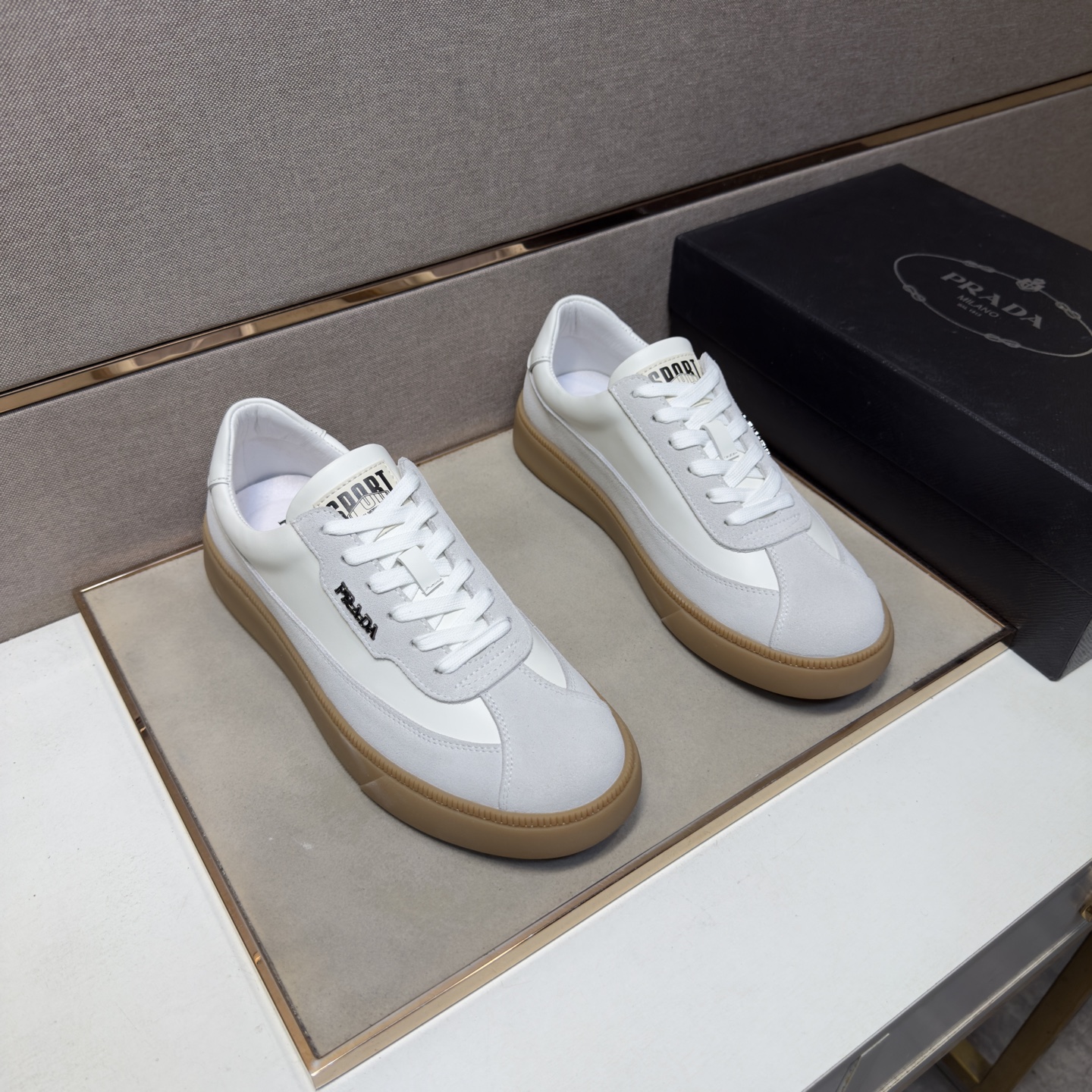 NO:955321,[Prada~] Men's casual shoes are on sale simultaneously in 2026z cabinets. Size: 38-44#. The uppers in 3 colors are made of multi-material spliced ​​genuine leather lining, which is comfortable and breathable. The original soles are comfortable and wear-resistant. The real ones are better when photographed in person. Prada19860909【普拉达～】男士休闲鞋 2026z柜同步发售 码数:38-44# 3个颜色鞋面选用多材质拼接真皮内里,舒适透气,鞋底原版舒适耐磨大底,实物拍摄实物更赞,,prada,Men's shoes