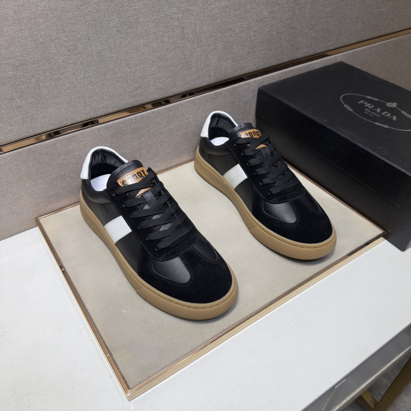 NO:955328,[Prada~] Men's casual shoes are on sale simultaneously in 2026z cabinets. Size: 38-44#. The uppers in 4 colors are made of multi-material spliced ​​genuine leather lining, which is comfortable and breathable. The original soles are comfortable and wear-resistant. The real ones are better when photographed in person. Prada19860909【普拉达～】男士休闲鞋 2026z柜同步发售 码数:38-44# 4个颜色鞋面选用多材质拼接真皮内里,舒适透气,鞋底原版舒适耐磨大底,实物拍摄实物更赞,,prada,Men's shoes