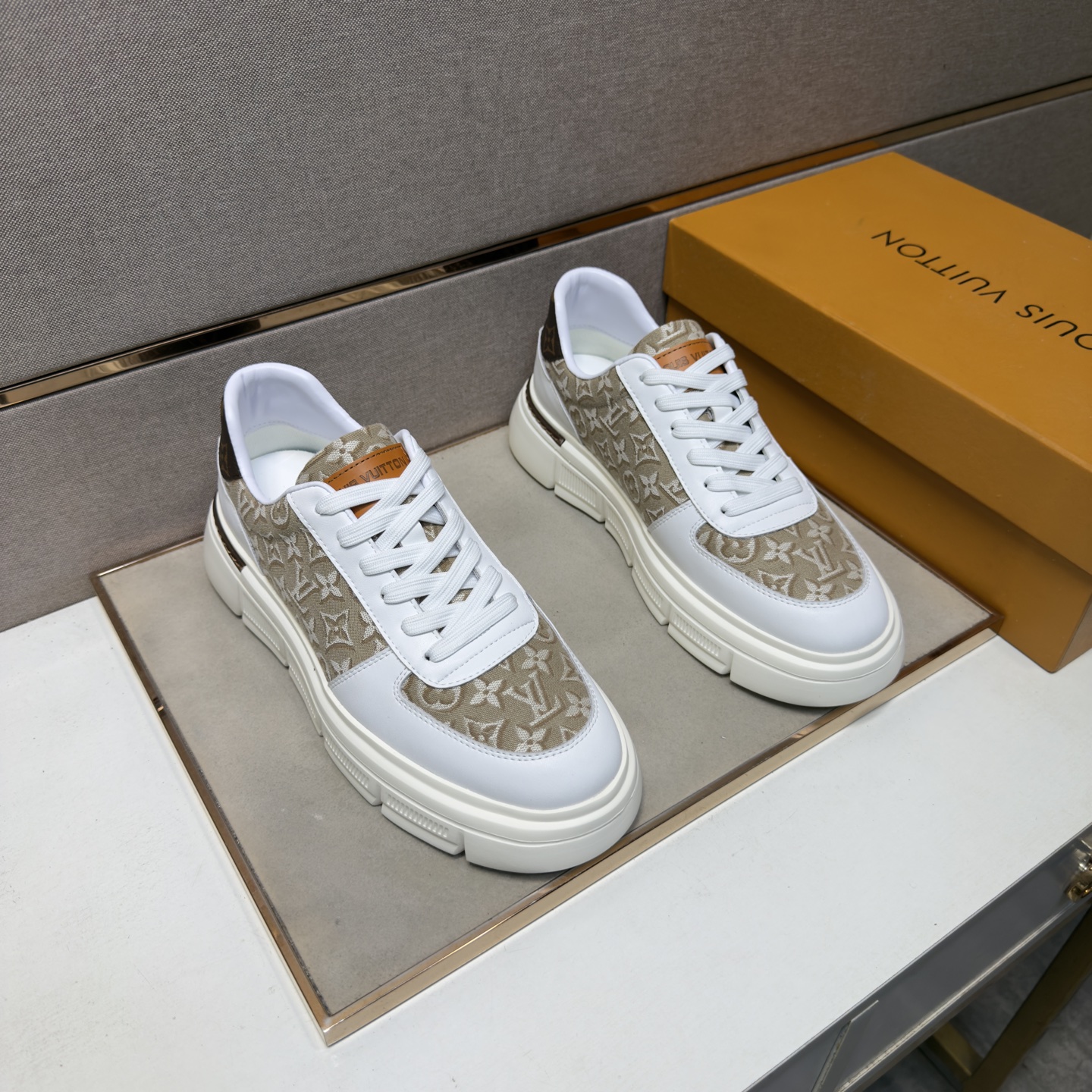 NO:955334,[LV～] Men's casual shoes 2026z cabinet simultaneous sale Size: 38-44# 3 colors of uppers are made of multi-material splicing genuine leather lining, comfortable and breathable, the original sole is comfortable and wear-resistant, the real thing is better when photographed in person, Louis Vuitton19860909【LV～】男士休闲鞋 2026z柜同步发售 码数:38-44# 3个颜色鞋面选用多材质拼接真皮内里,舒适透气,鞋底原版舒适耐磨大底,实物拍摄实物更赞,,louis vuitton,Men's shoes
