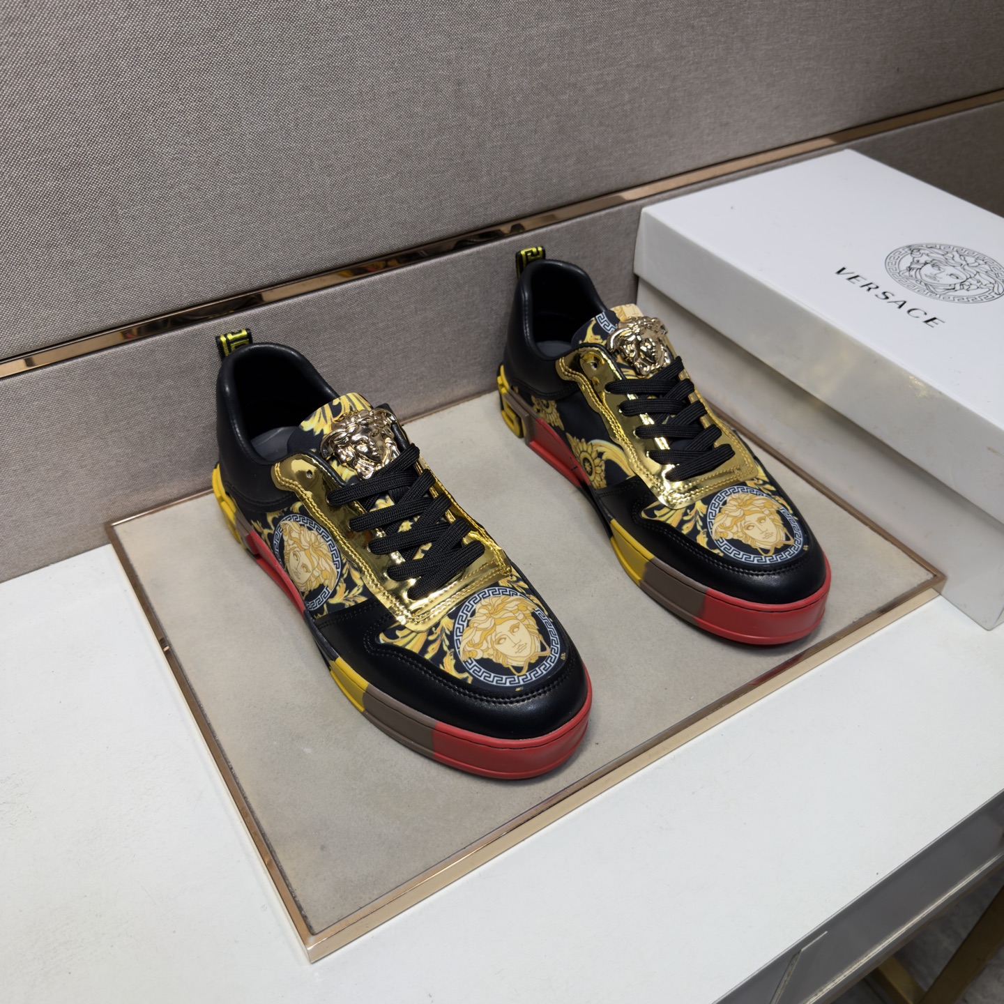 NO:955341,[Versace~] Men's casual shoes 2026z cabinet simultaneous sale Size: 38-44# 2 colors of uppers made of multi-material splicing genuine leather lining, comfortable and breathable, original soles comfortable and wear-resistant outsole, the real thing is better when photographed,,versace19860909【范思哲～】男士休闲鞋 2026z柜同步发售 码数:38-44# 2个颜色鞋面选用多材质拼接真皮内里,舒适透气,鞋底原版舒适耐磨大底,实物拍摄实物更赞,,versace,Men's shoes
