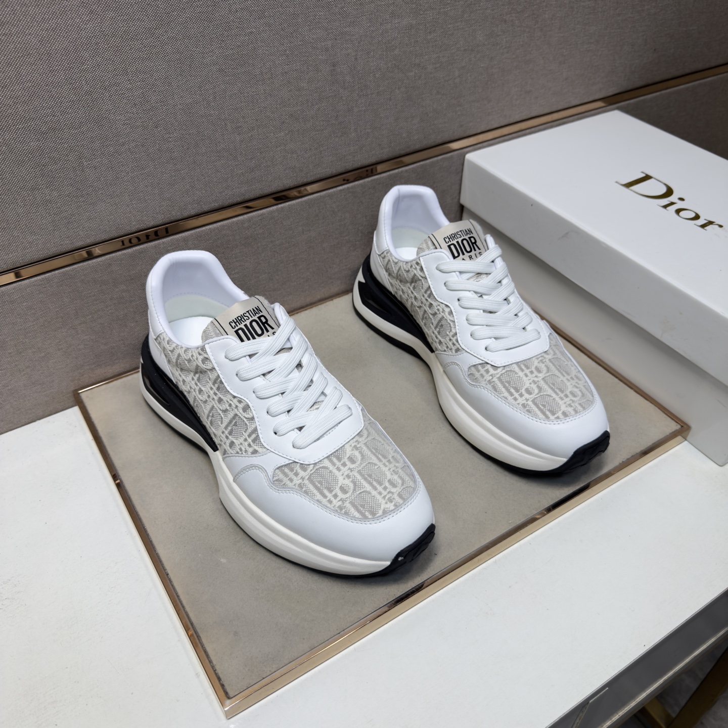 NO:955348,[Versace~] Men's casual shoes 2026z cabinet simultaneous sale Size: 38-44# 4 colors upper with multi-material splicing genuine leather lining, comfortable and breathable, original sole comfortable and wear-resistant outsole, real shot of the real thing is better,,versace19860909【范思哲～】男士休闲鞋 2026z柜同步发售 码数:38-44# 4个颜色鞋面选用多材质拼接真皮内里,舒适透气,鞋底原版舒适耐磨大底,实物拍摄实物更赞,,versace,Men's shoes