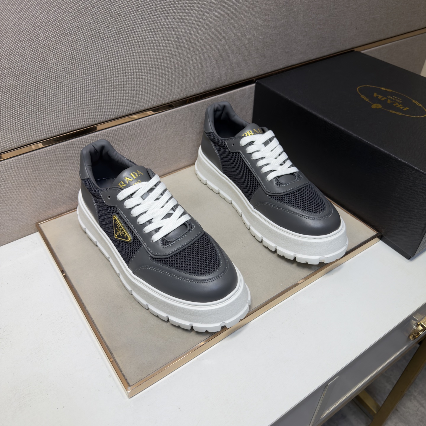 NO:955355,[Prada~] Men's casual shoes are on sale simultaneously in 2026z cabinets. Size: 38-44#. The uppers in 3 colors are made of multi-material spliced ​​genuine leather lining, which is comfortable and breathable. The original soles are comfortable and wear-resistant. The real ones are better when photographed in person. Prada19860909【普拉达～】男士休闲鞋 2026z柜同步发售 码数:38-44# 3个颜色鞋面选用多材质拼接真皮内里,舒适透气,鞋底原版舒适耐磨大底,实物拍摄实物更赞,,prada,Men's shoes