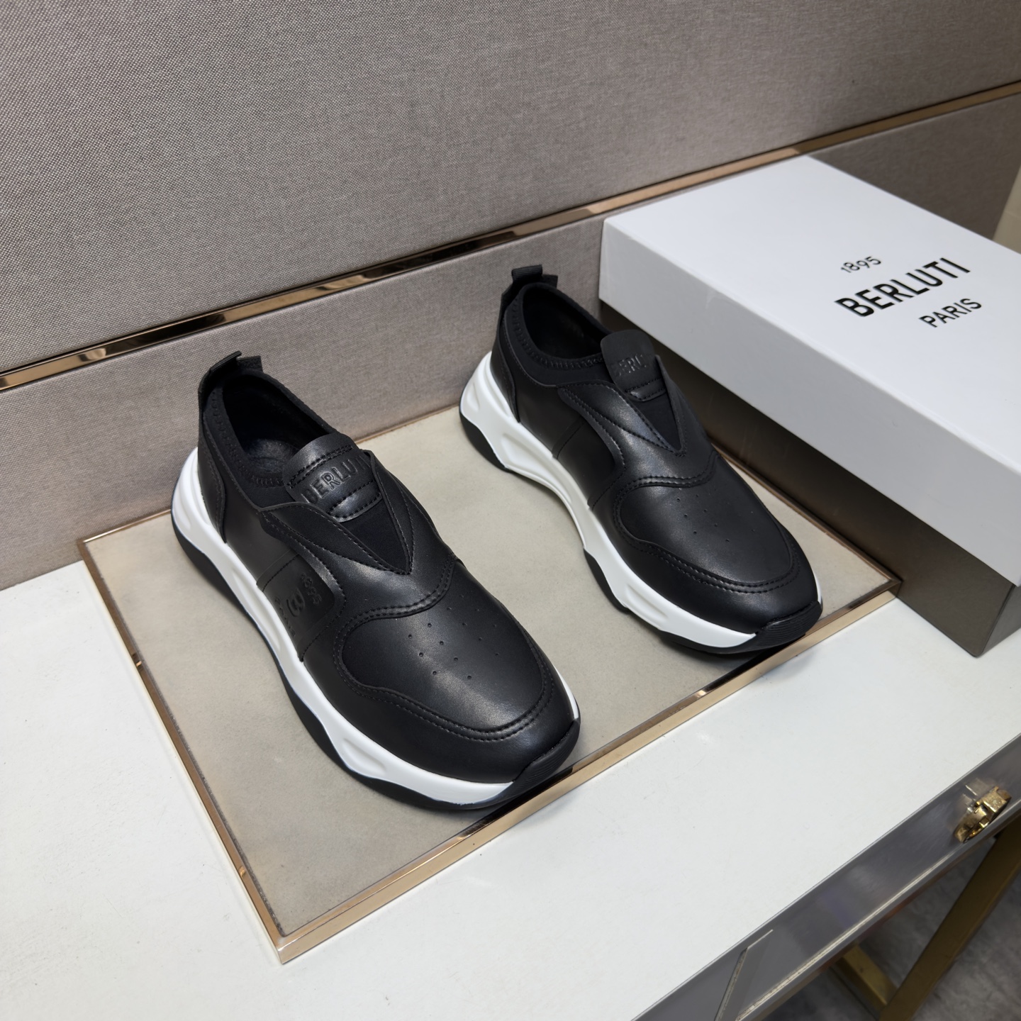 NO:956110,[Bruti~] Men's casual shoes 2026z cabinet sales simultaneously Size 38-44 # 3 colors The upper is made of multi-material splicing genuine leather lining, comfortable and breathable, the original sole is comfortable and wear-resistant, the real thing is better when photographed in person,19860909【布鲁提～】男士休闲鞋 2026z柜同步发售 码数38-44 # 3个颜色鞋面选用多材质拼接真皮内里,舒适透气,鞋底原版舒适耐磨大底,实物拍摄实物更赞,,Men's shoes