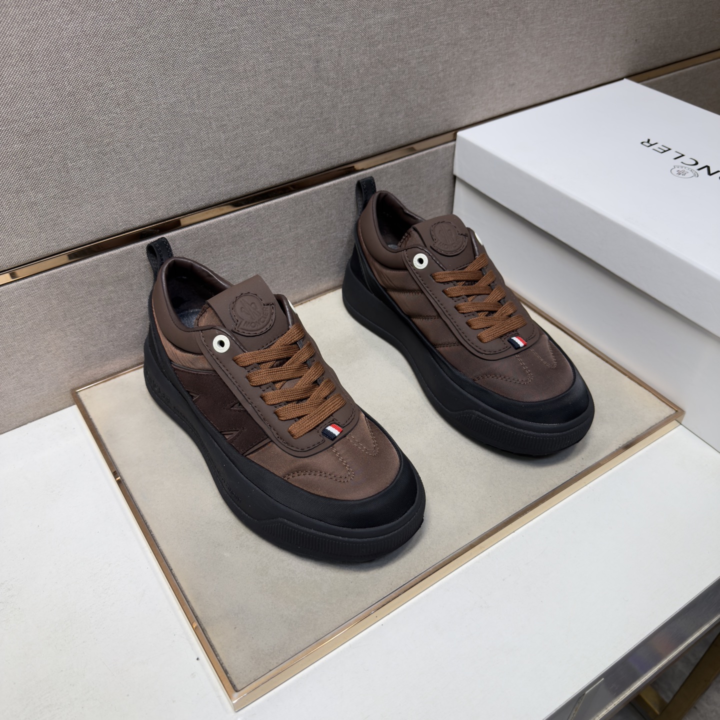 NO:956118,[Mongolian~] Men's casual shoes 2026z cabinet sales simultaneously Size 38-44 # 1 color The upper is made of multi-material splicing genuine leather lining, comfortable and breathable, the original sole is comfortable and wear-resistant, the real thing is better when photographed, Moncler19860909【蒙口～】男士休闲鞋 2026z柜同步发售 码数38-44 # 1个颜色鞋面选用多材质拼接真皮内里,舒适透气,鞋底原版舒适耐磨大底,实物拍摄实物更赞,,Moncler,Men's shoes