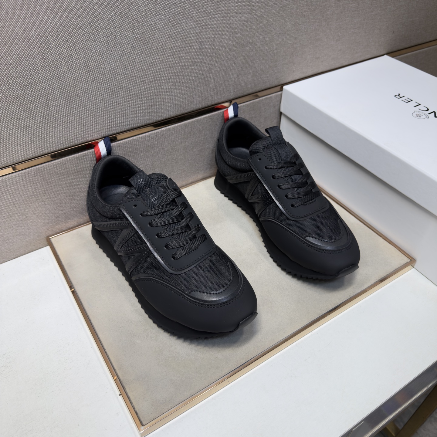 NO:956124,[Moncler~] Men's casual shoes 2026z cabinet simultaneous sale Size 38-44 # 1 color uppers are made of multi-material stitching mesh lining, comfortable and breathable, original soles are comfortable and wear-resistant outsole, the real thing is better when photographed, Moncler19860909【蒙口～】男士休闲鞋 2026z柜同步发售 码数38-44 # 1个颜色鞋面选用多材质拼接网布内里,舒适透气,鞋底原版舒适耐磨大底,实物拍摄实物更赞,,Moncler,Men's shoes