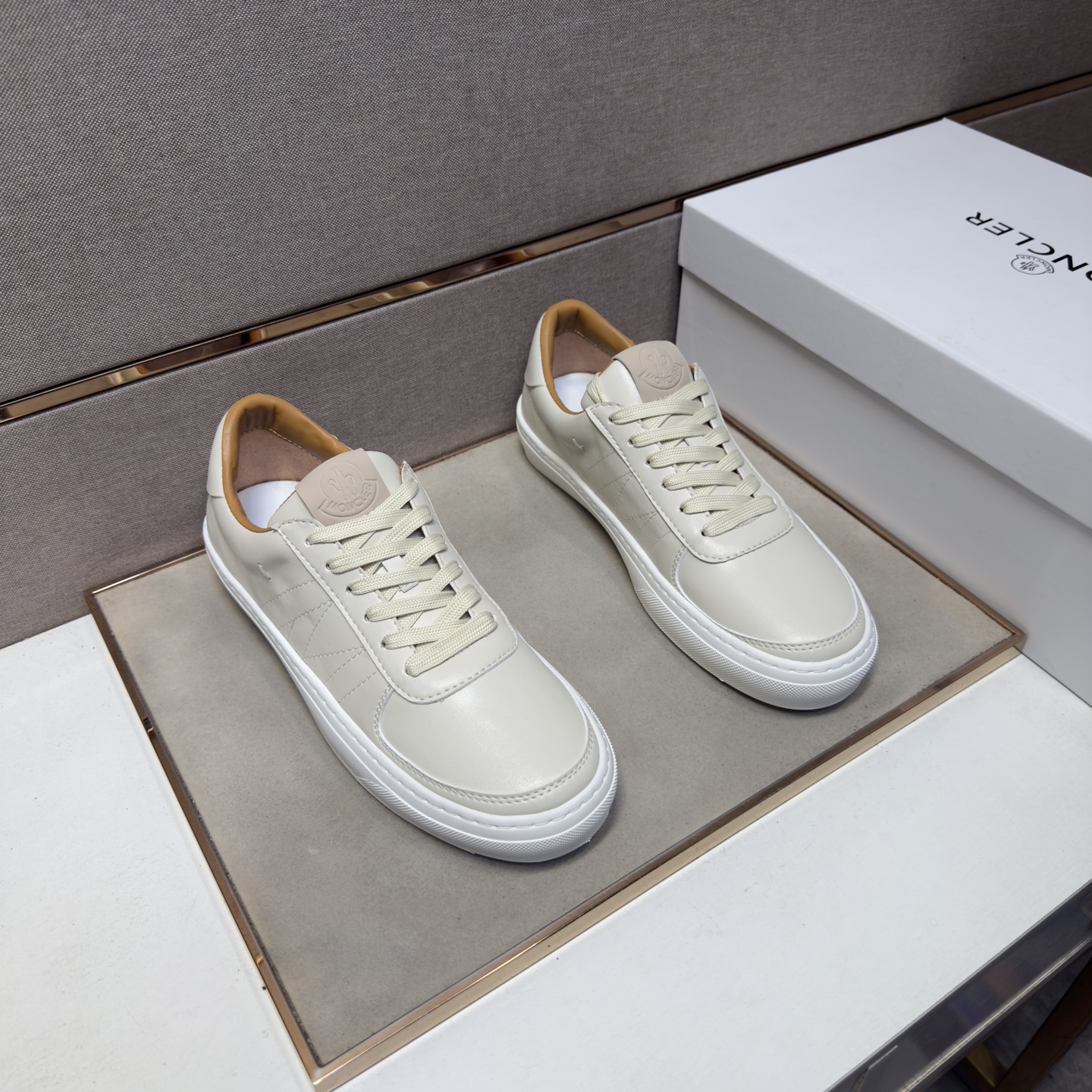 NO:956128,[Mongolian~] Men's casual shoes 2026z cabinet sales simultaneously Size 38-44 # 1 color The upper is made of multi-material splicing genuine leather lining, comfortable and breathable, the original sole is comfortable and wear-resistant, the real thing is better when photographed, Moncler19860909【蒙口～】男士休闲鞋 2026z柜同步发售 码数38-44 # 1个颜色鞋面选用多材质拼接真皮内里,舒适透气,鞋底原版舒适耐磨大底,实物拍摄实物更赞,,Moncler,Men's shoes