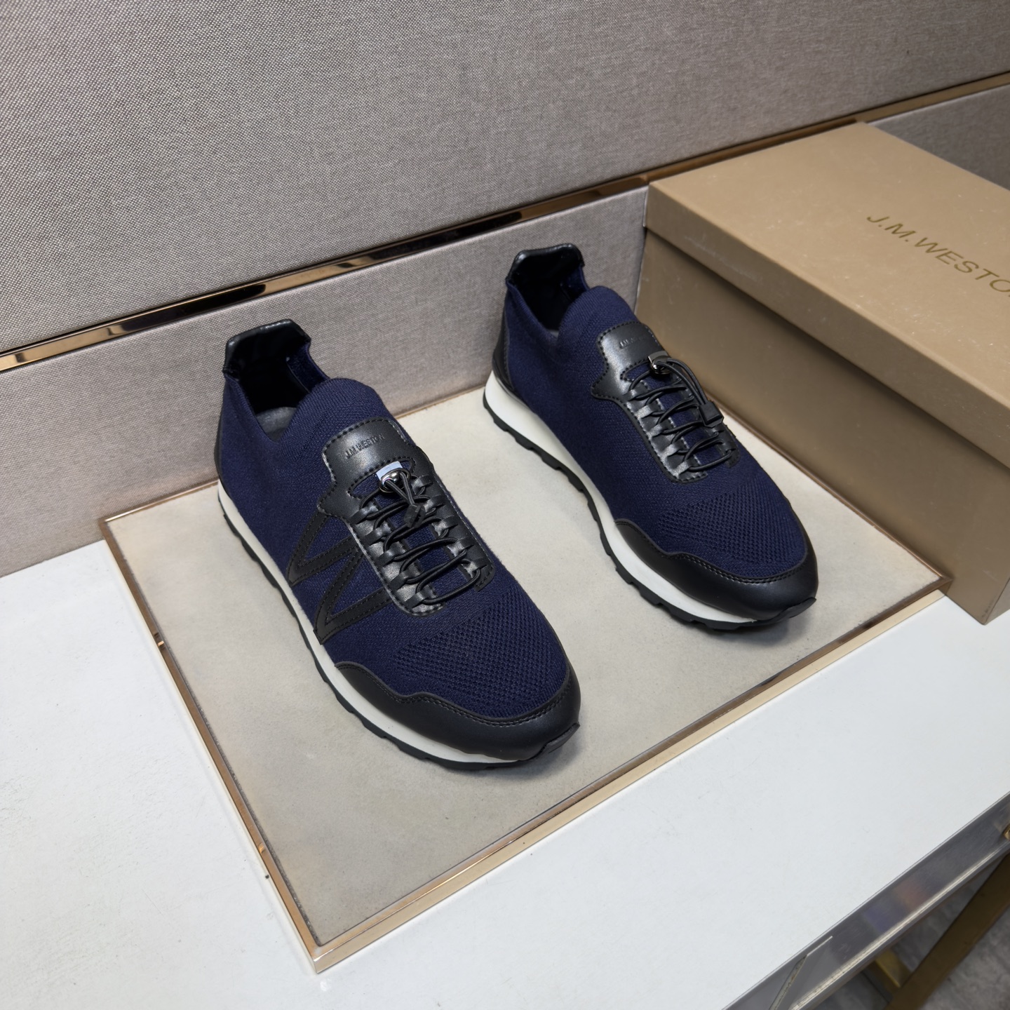 NO:956136,[Weston~] Men's casual shoes 2026z cabinet sales simultaneously. Size 38-44 # 1 color. The upper is made of multi-material spliced ​​mesh lining, which is comfortable and breathable. The original sole is comfortable and wear-resistant. The real thing is better when photographed.19860909【威斯顿～】男士休闲鞋 2026z柜同步发售 码数38-44 # 1个颜色鞋面选用多材质拼接网布内里,舒适透气,鞋底原版舒适耐磨大底,实物拍摄实物更赞,,Men's shoes