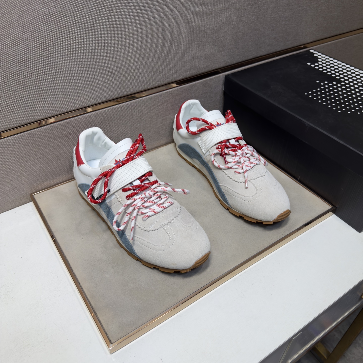 NO:956162,[D2～] Men's casual shoes 2026z cabinet sales simultaneously Size 38-44 # 4 colors The upper is made of multi-material spliced ​​genuine leather lining, which is comfortable and breathable. The original sole is comfortable and wear-resistant. The real thing is better when photographed in person.19860909【D2～】男士休闲鞋 2026z柜同步发售 码数38-44 # 4个颜色鞋面选用多材质拼接真皮内里,舒适透气,鞋底原版舒适耐磨大底,实物拍摄实物更赞,,Men's shoes