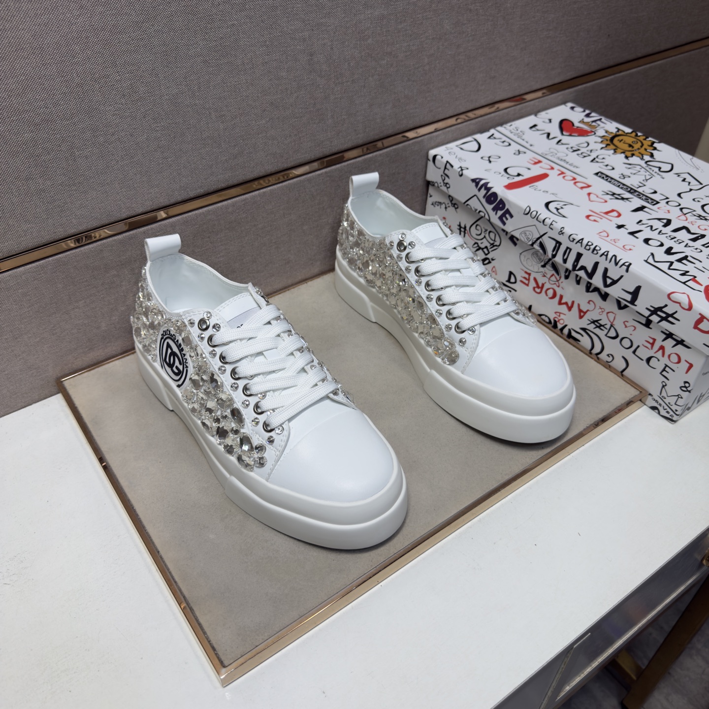 NO:956168,[DG~] Men's casual shoes 2026z cabinets are on sale simultaneously. Sizes 38-44 # 1 color. The upper is made of multi-material stitching and genuine leather lining, which is comfortable and breathable. The original sole is comfortable and wear-resistant. The real thing is better when photographed in person.19860909【DG～】男士休闲鞋 2026z柜同步发售 码数38-44 # 1个颜色鞋面选用多材质拼接真皮内里,舒适透气,鞋底原版舒适耐磨大底,实物拍摄实物更赞,,Men's shoes
