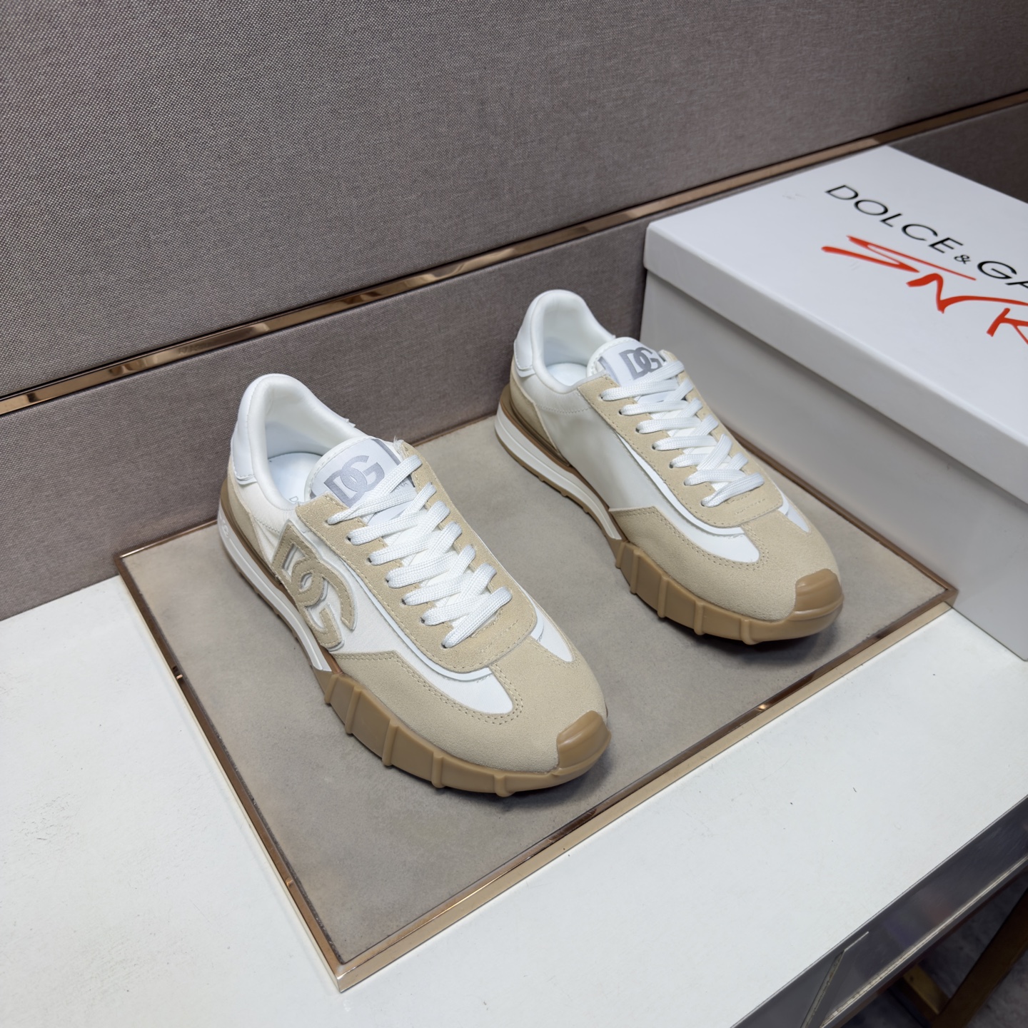 NO:956174,[DG~] Casual shoes for couples, 2026z cabinets are on sale at the same time. Size 36-44 # 1 color. The upper is made of multi-material spliced ​​mesh lining, which is comfortable and breathable. The original sole is comfortable and wear-resistant. The real thing is better when photographed in person.19860909【DG～】情侣装休闲鞋 2026z柜同步发售 码数36-44 # 1个颜色鞋面选用多材质拼接网布内里,舒适透气,鞋底原版舒适耐磨大底,实物拍摄实物更赞,,Men's shoes