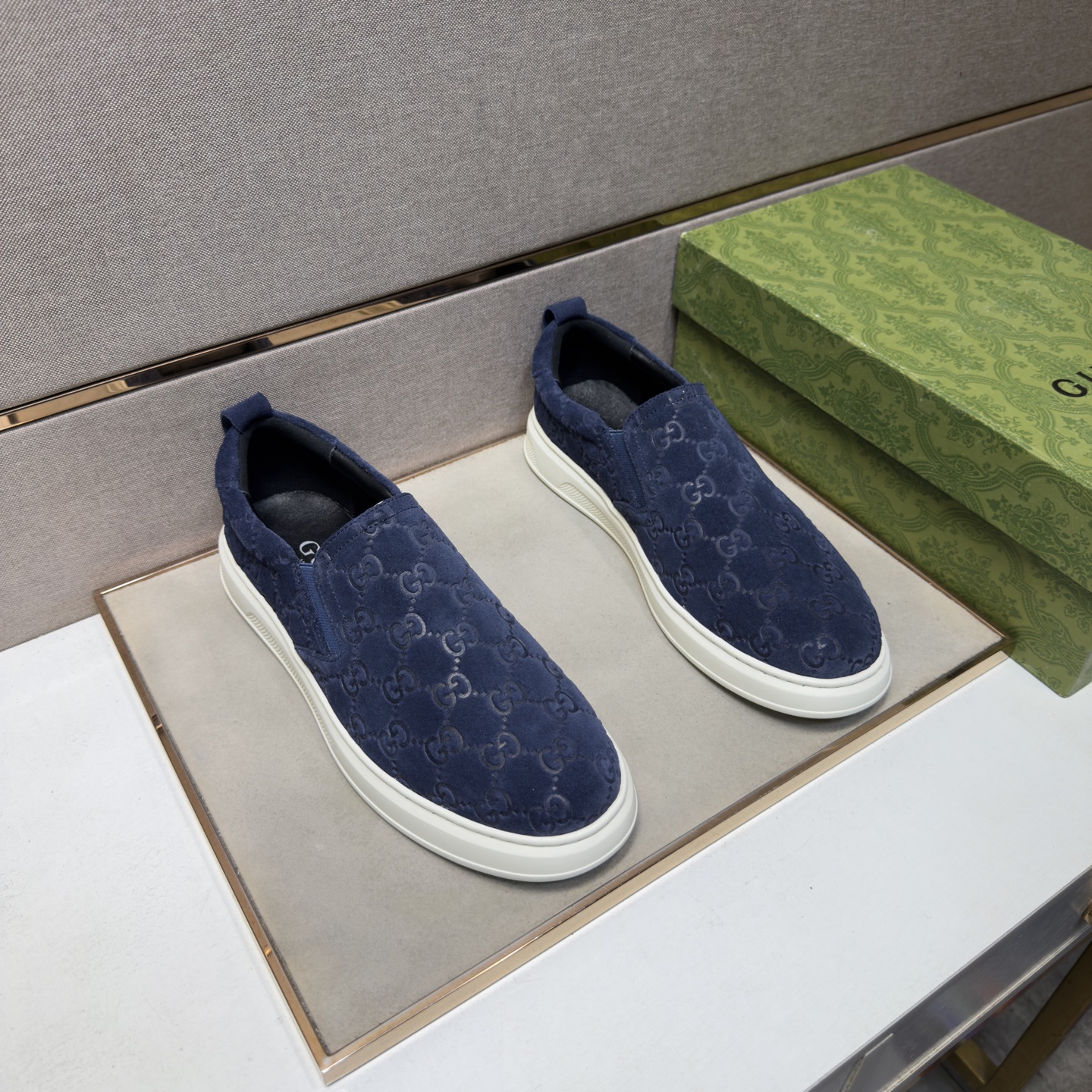 NO:956187,[Gucci~] Men's casual shoes 2026z cabinet sales simultaneously Size 38-44 # 3 colors The upper is made of multi-material splicing genuine leather lining, comfortable and breathable, the original sole is comfortable and wear-resistant, the real thing is better when photographed, gucci19860909【古驰～】男士休闲鞋 2026z柜同步发售 码数38-44 # 3个颜色鞋面选用多材质拼接真皮内里,舒适透气,鞋底原版舒适耐磨大底,实物拍摄实物更赞,,gucci,Men's shoes