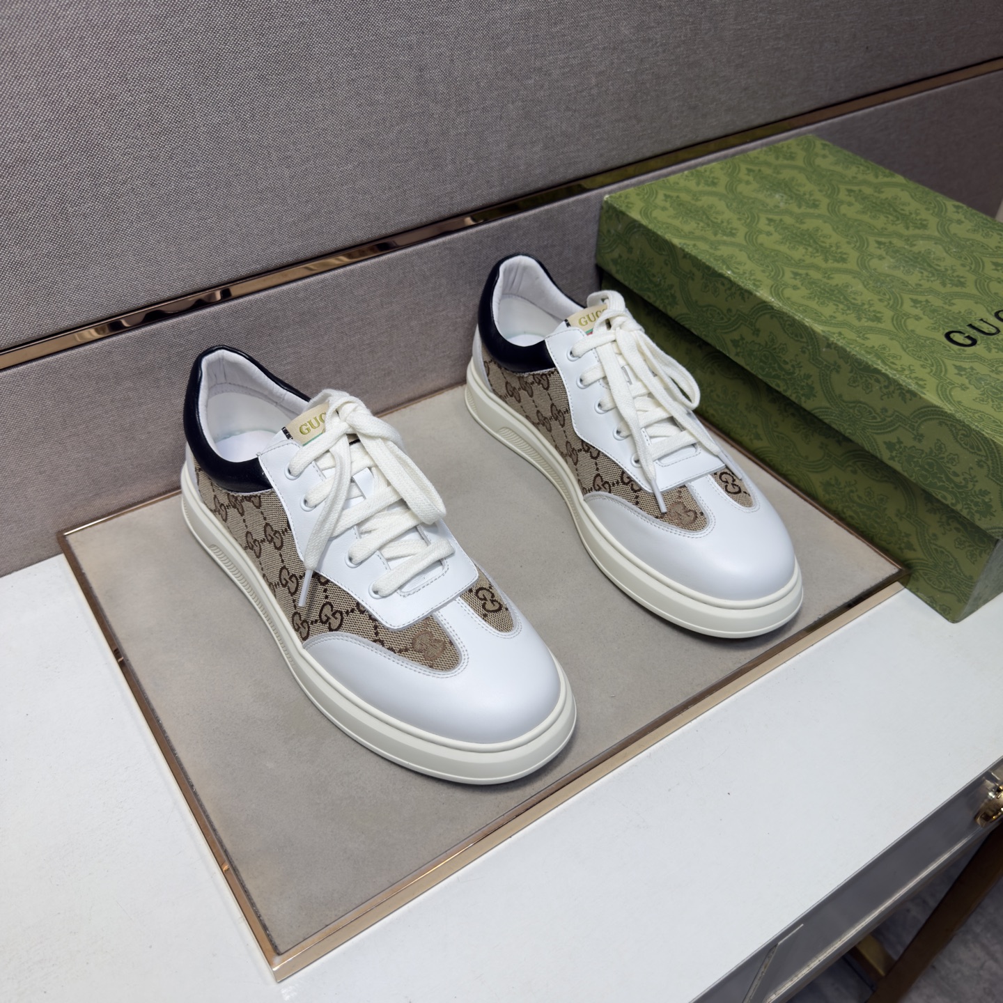 NO:956195,[Gucci~] Men's casual shoes 2026z cabinet sales simultaneously Size 38-44 # 2 colors The upper is made of multi-material splicing genuine leather lining, comfortable and breathable, the original sole is comfortable and wear-resistant, the real thing is better when photographed, gucci19860909【古驰～】男士休闲鞋 2026z柜同步发售 码数38-44 # 2个颜色鞋面选用多材质拼接真皮内里,舒适透气,鞋底原版舒适耐磨大底,实物拍摄实物更赞,,gucci,Men's shoes