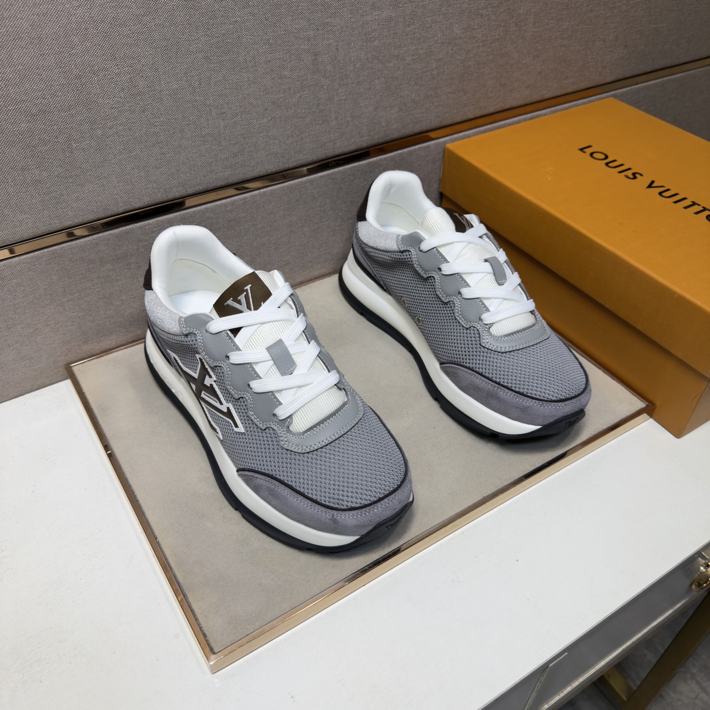 NO:956462,[LV~] Men's casual shoes 2026z cabinet sales simultaneously Size 38-44 # 3 colors The upper is made of multi-material spliced ​​mesh lining, which is comfortable and breathable. The original sole is comfortable and wear-resistant. The real thing is better when photographed in person, Louis Vuitton19860909【LV～】男士休闲鞋 2026z柜同步发售 码数38-44 # 3个颜色鞋面选用多材质拼接网布内里,舒适透气,鞋底原版舒适耐磨大底,实物拍摄实物更赞,,louis vuitton,Men's shoes