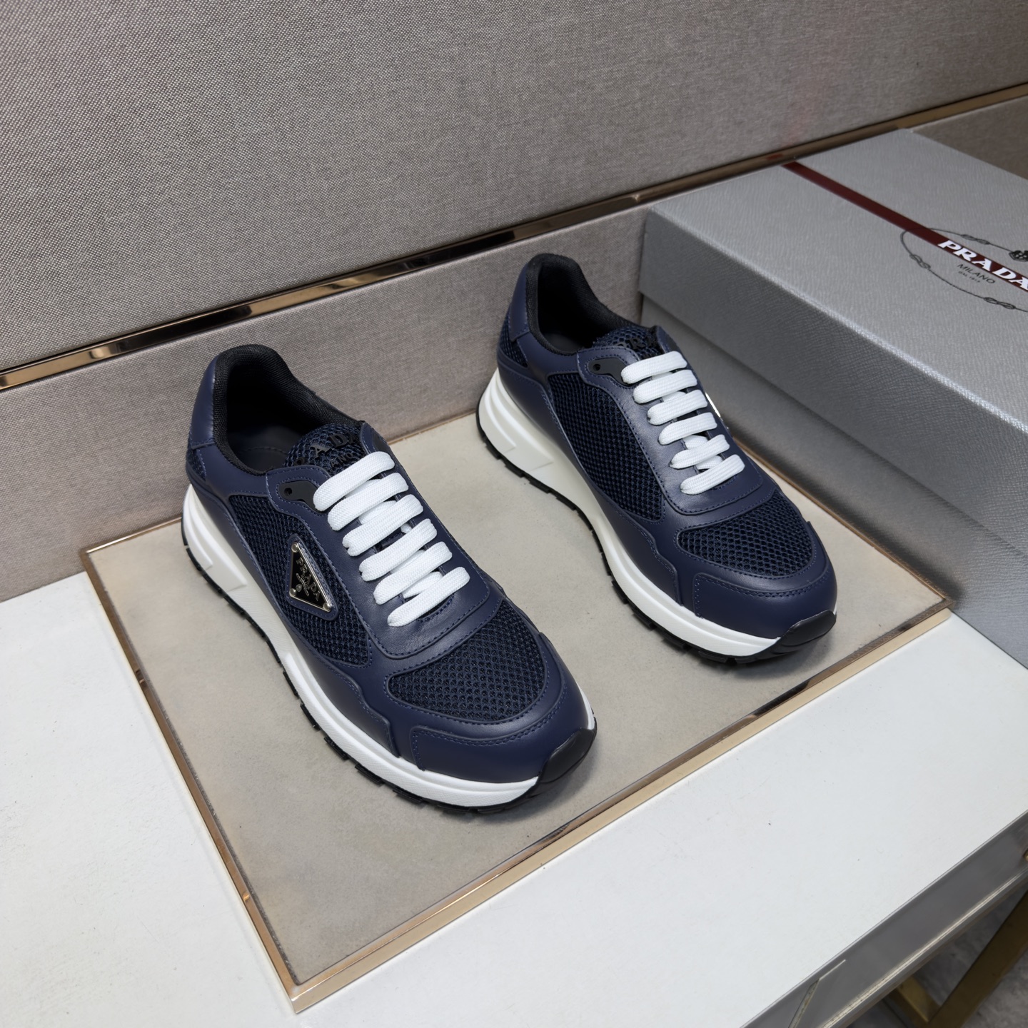 NO:956477,[Prada~] Men's casual shoes 2026z cabinet sales simultaneously Size 38-44 # 3 colors The upper is made of multi-material stitching cowhide lining, comfortable and breathable, the original sole is comfortable and wear-resistant, the real thing is better when photographed in person, prada, cowhide19860909【普拉达～】男士休闲鞋 2026z柜同步发售 码数38-44 # 3个颜色鞋面选用多材质拼接牛皮内里,舒适透气,鞋底原版舒适耐磨大底,实物拍摄实物更赞,,prada,cowhide,Men's shoes