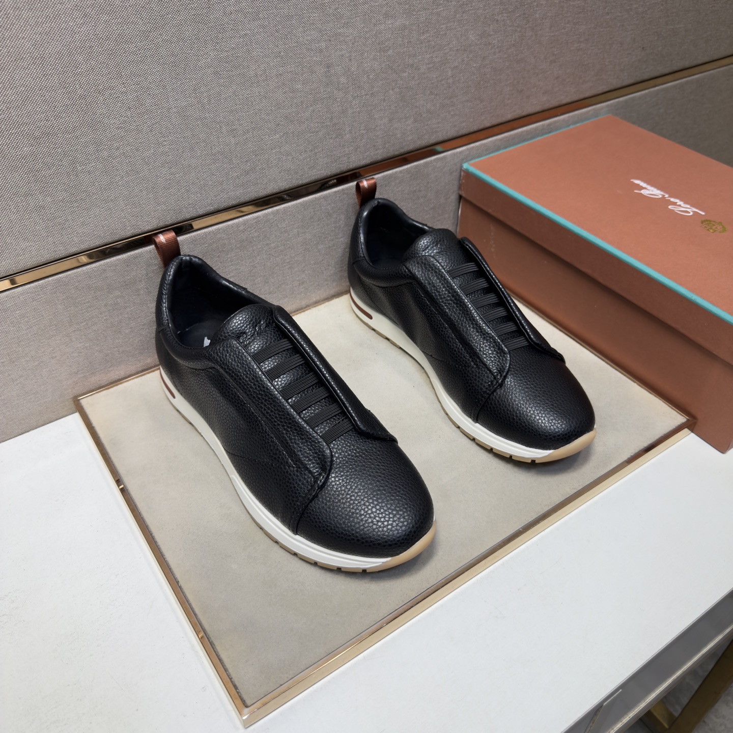 NO:956482,[LP~] Men's casual shoes 2026z cabinet simultaneous sale Size 38-44 # 1 color uppers are made of multi-material splicing genuine leather lining, comfortable and breathable, original soles are comfortable and wear-resistant outsole, real photos taken are better, loro piana19860909【LP～】男士休闲鞋 2026z柜同步发售 码数38-44 # 1个颜色鞋面选用多材质拼接真皮内里,舒适透气,鞋底原版舒适耐磨大底,实物拍摄实物更赞,,loro piana,Men's shoes